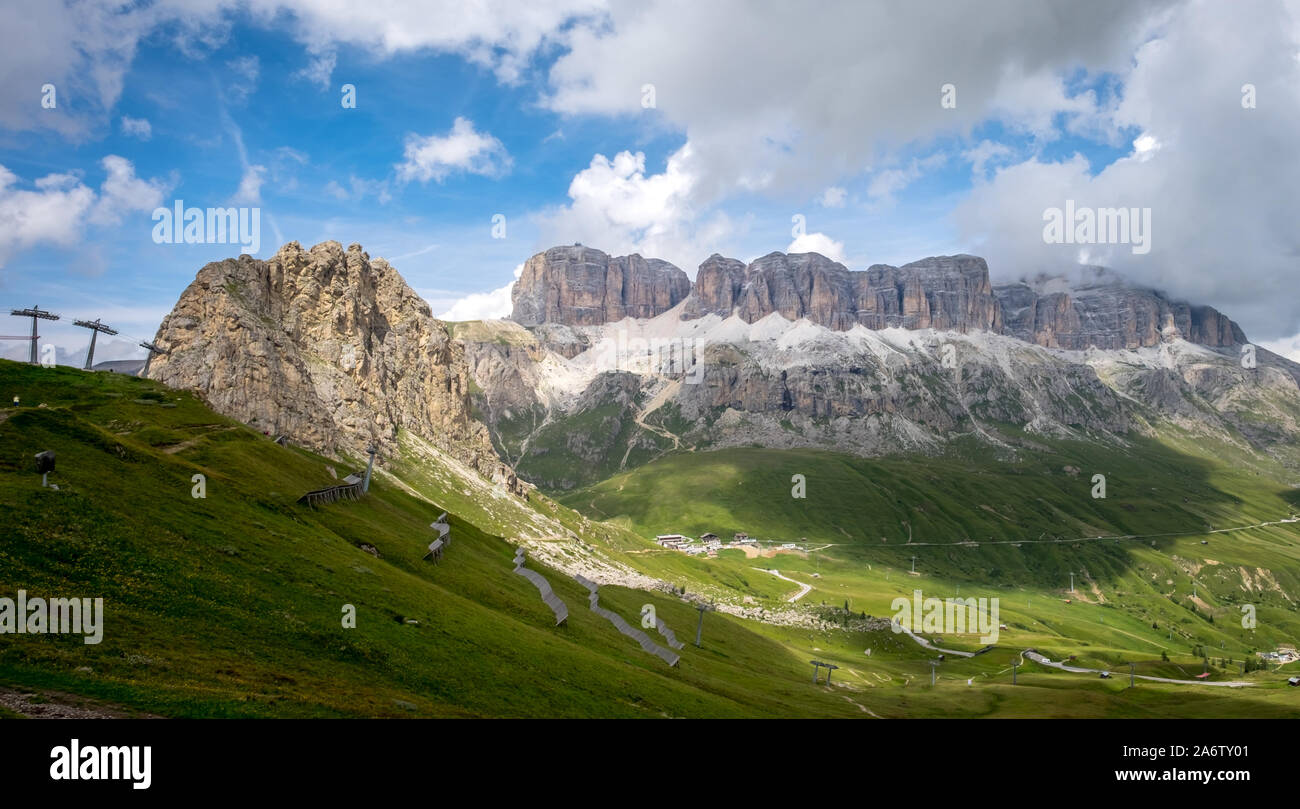 Bellissimo paesaggio delle Dolomiti italiane, con vista su rockface del Gruppo Sella Foto Stock