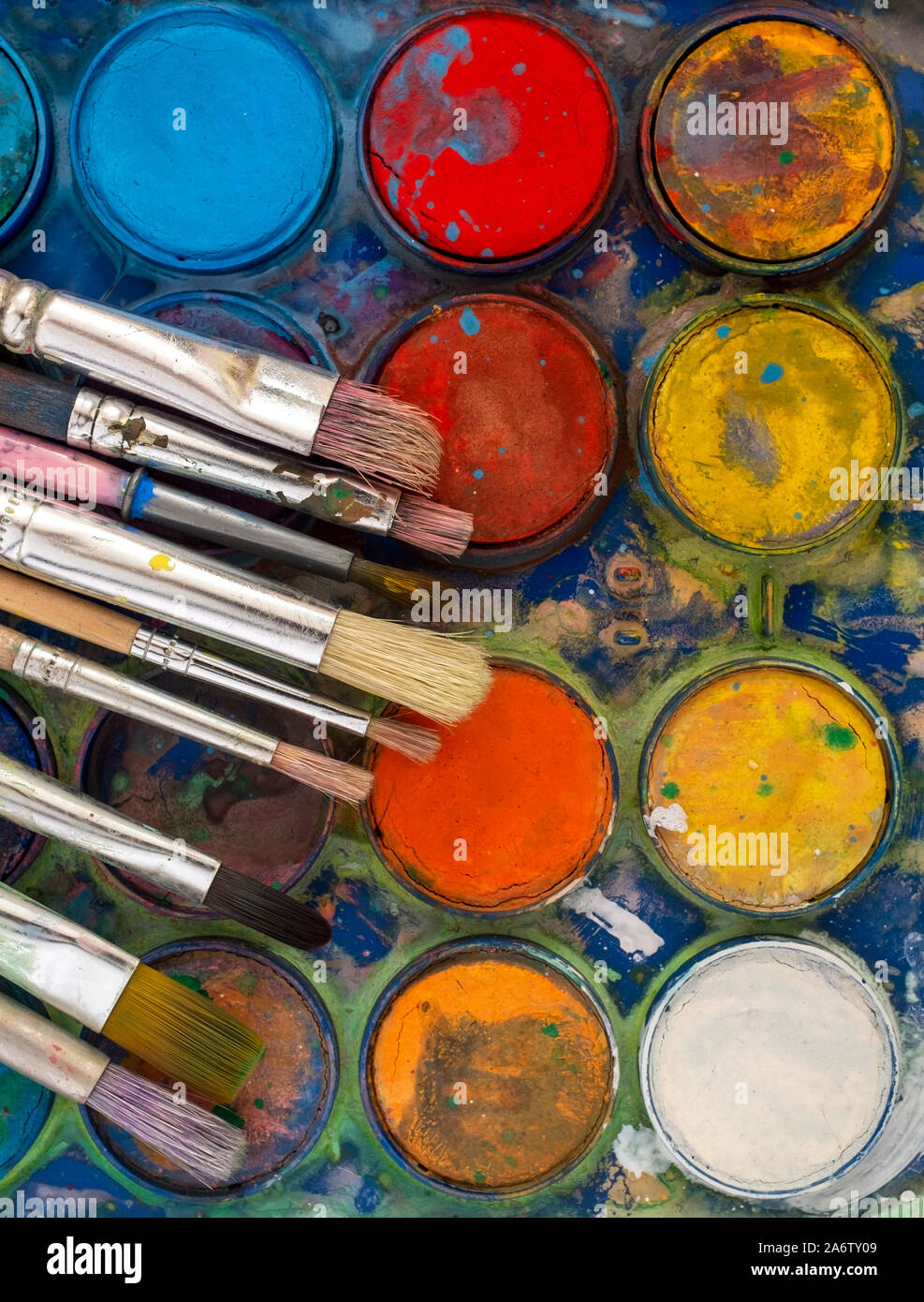 Close-up di una tavolozza con acquerelli e molti pennelli Foto Stock