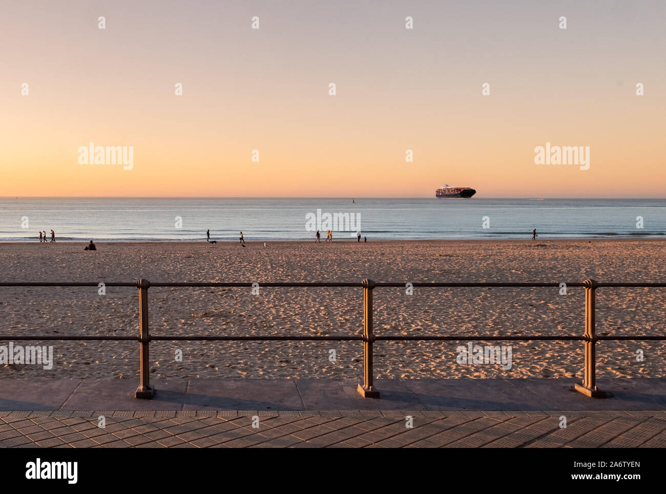La nave portacontainer nel suo cammino verso il porto di Zeebrugge al tramonto. Foto Stock