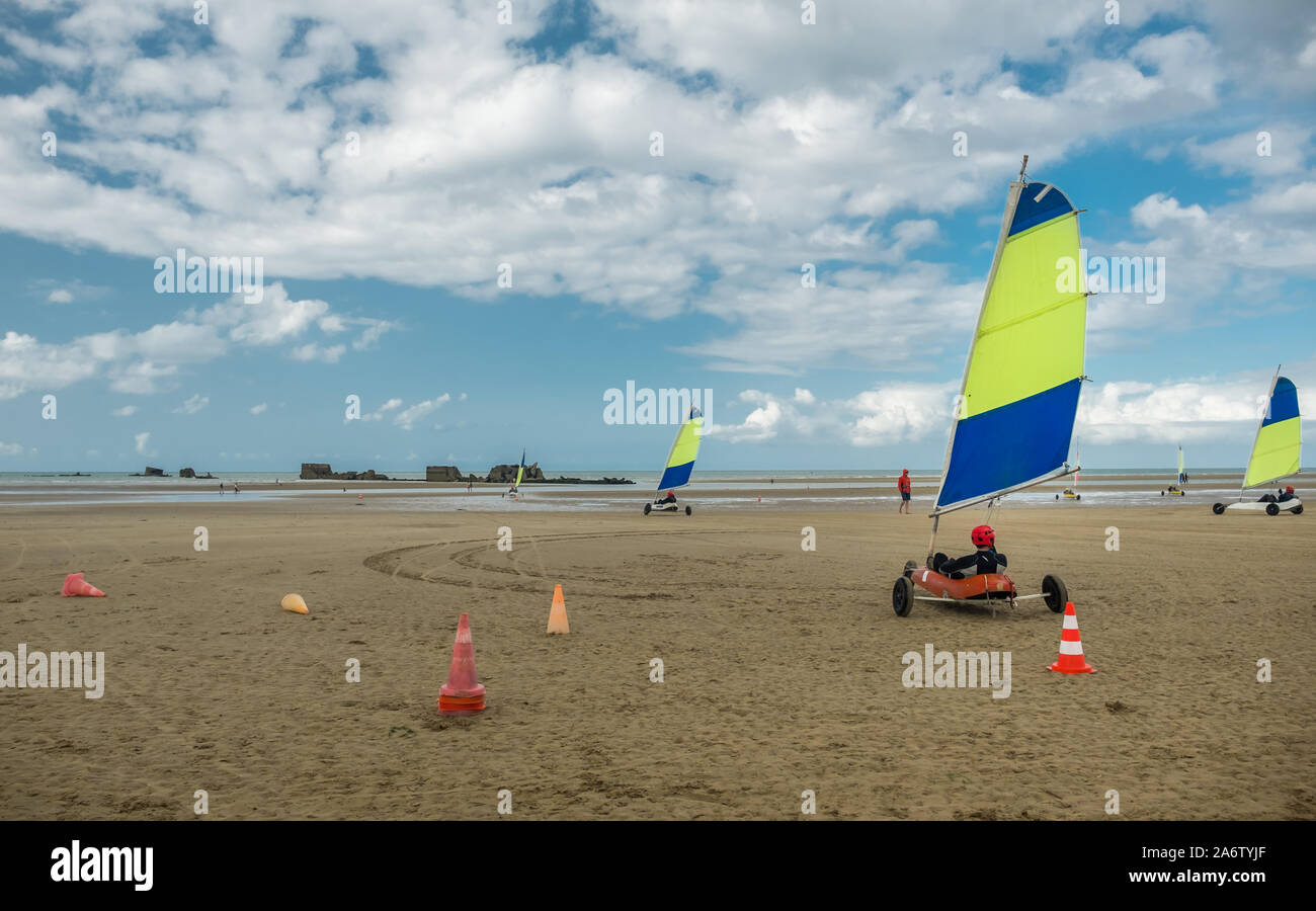 Terra la vela sulla spiaggia di Asnelles in Normandia, Francia. Foto Stock