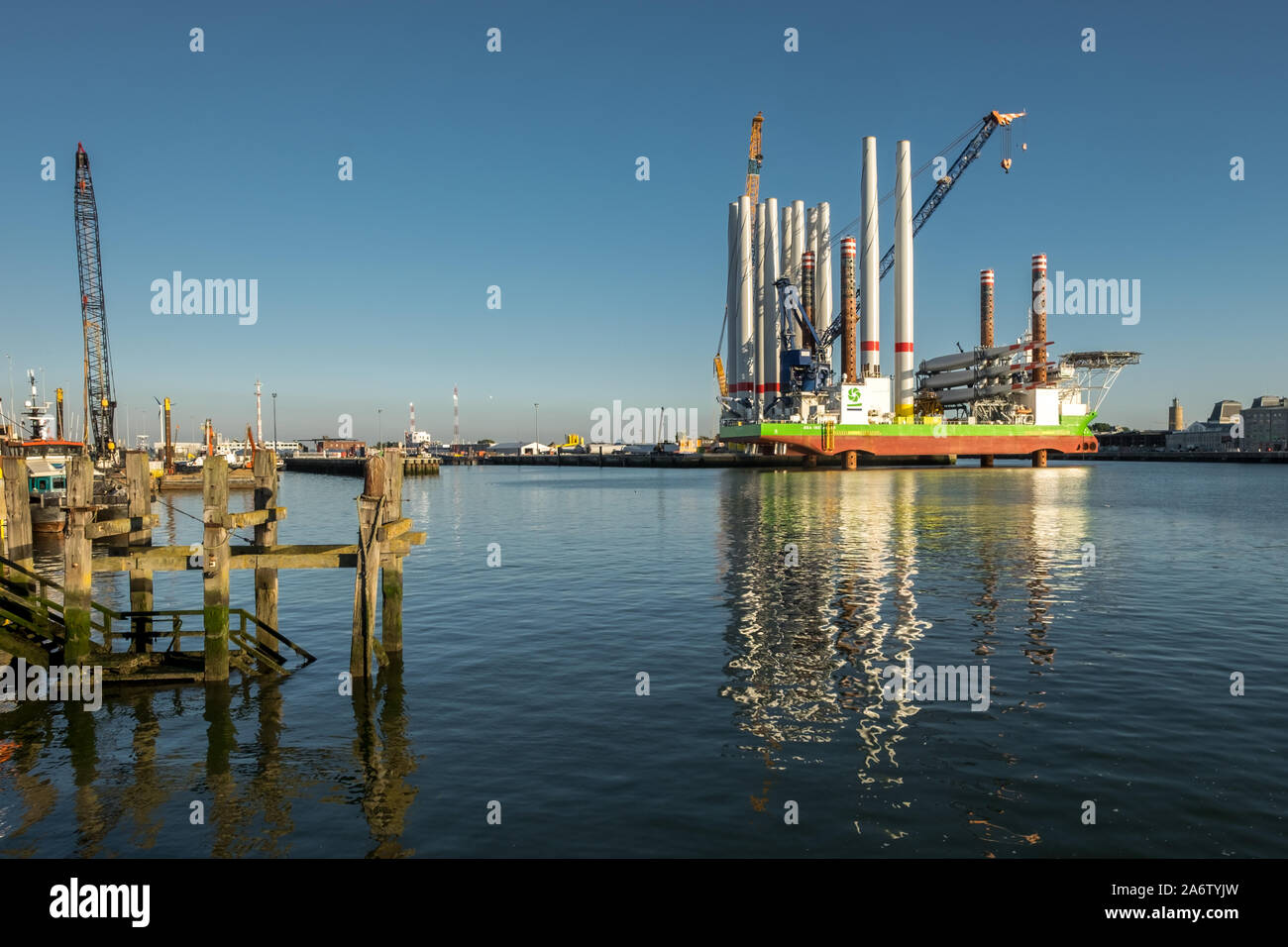 L'A2Sea installazione turbina eolica nave 'Sea Installer' nel porto di Ostenda in Belgio Foto Stock