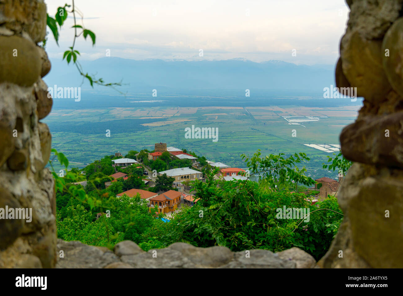 Vista della città Signaghi e Alazany valle attraverso le rocce del castello, nella regione di Kakheti, Georgia Foto Stock