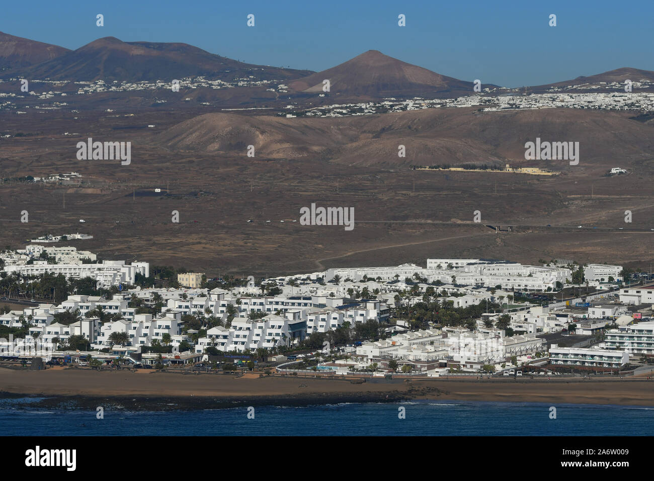 Vista della città e alcuni vulcani in Lanzarote, Spagna. Foto Stock