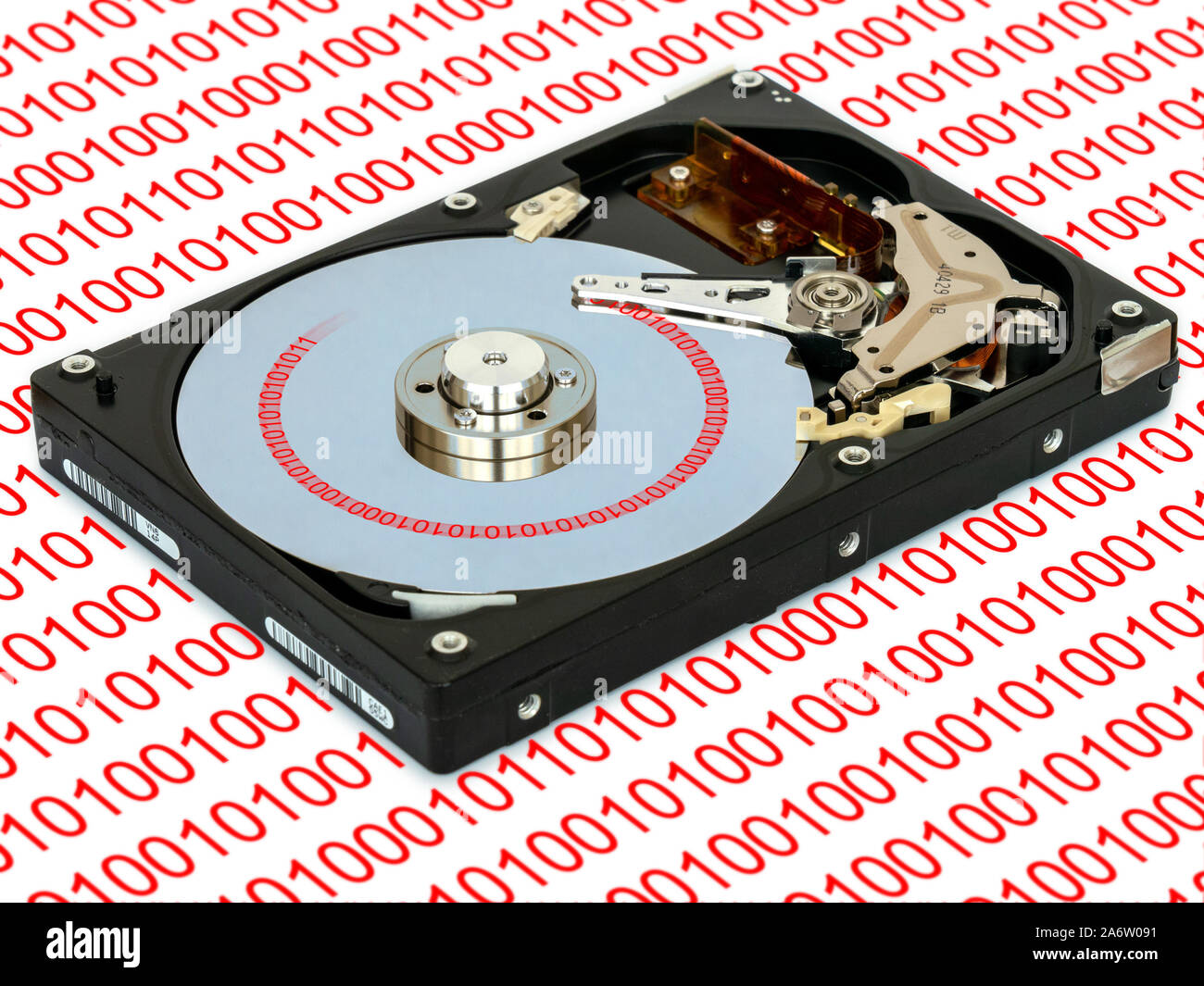 All'interno di un smontaggio 3.5 pollici hard-disk unità di memorizzazione dati che mostra platter e di lettura e scrittura di testa. Foto Stock