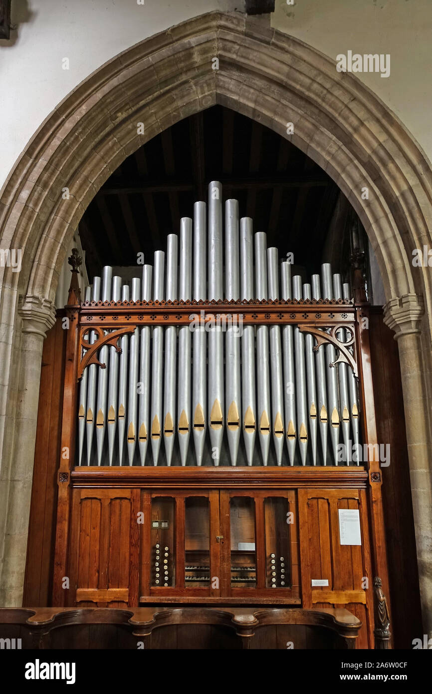 Argento vecchio dipinto chiesa organo a canne all'interno di San Johns chiesa, Stamford, Lincolnshire, England, Regno Unito Foto Stock