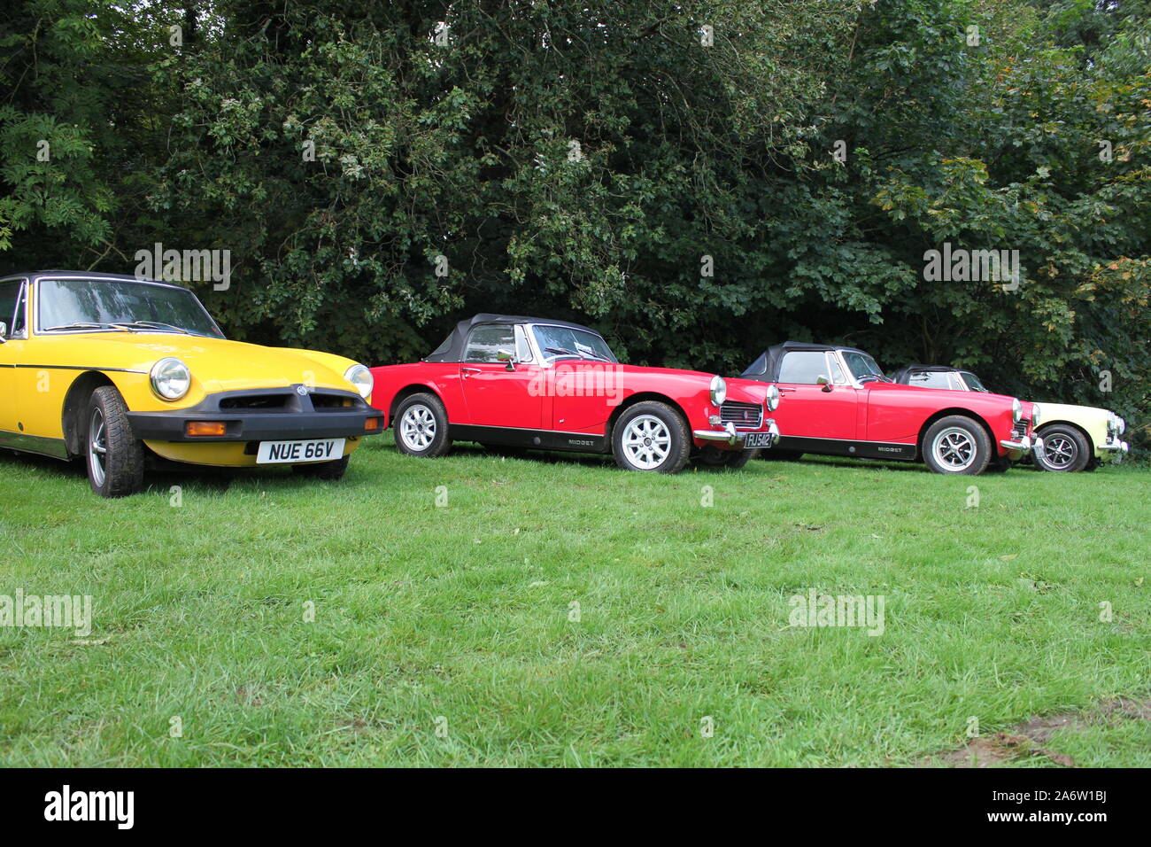 Una serie di classiche MGB al Kilbroney Vintage Show 2019 Foto Stock