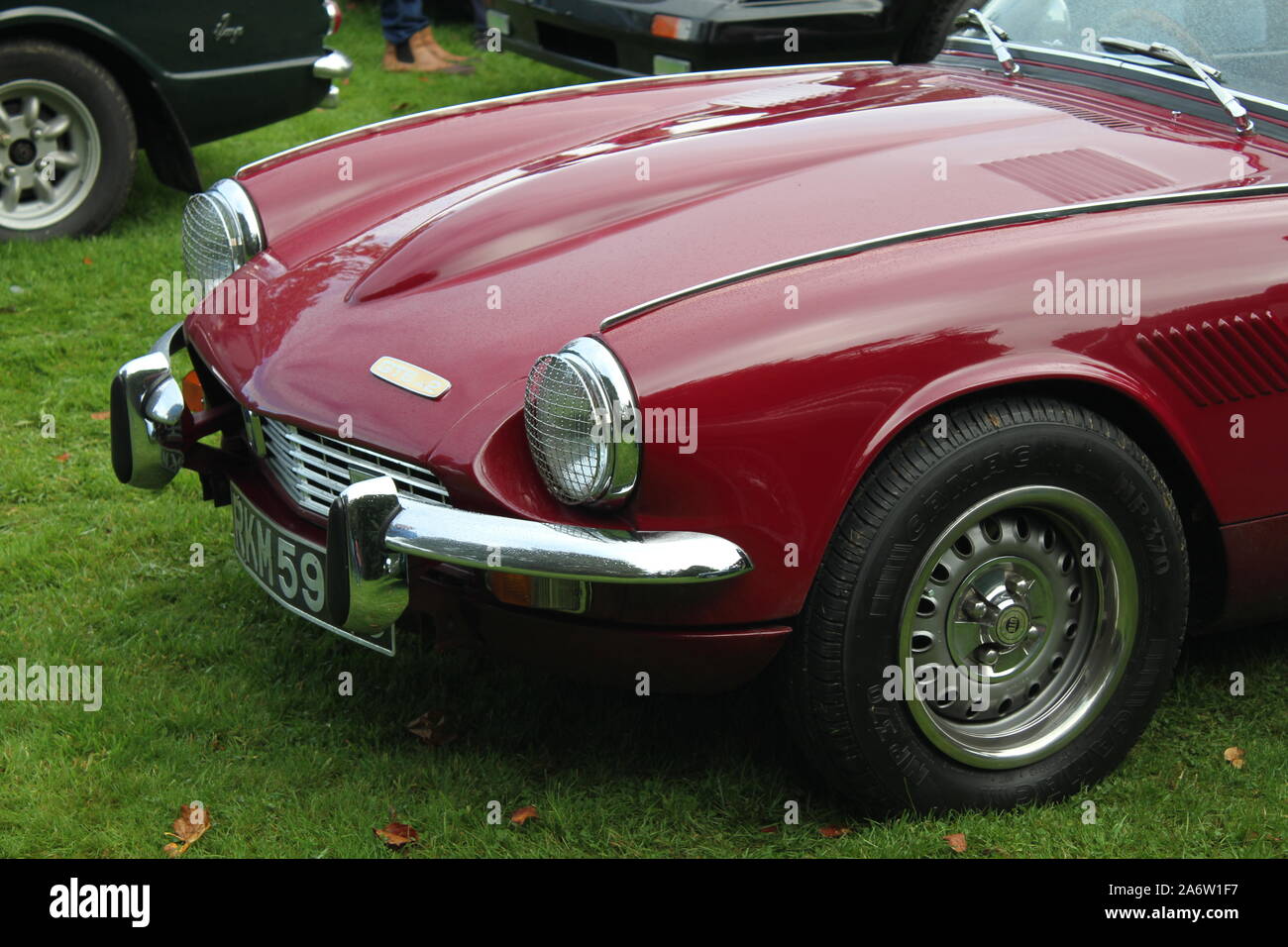 Parte anteriore di un Rosso 1969 Triumph GT6 parcheggiata su erba a Kilbroney Vintage Show 2019 Foto Stock