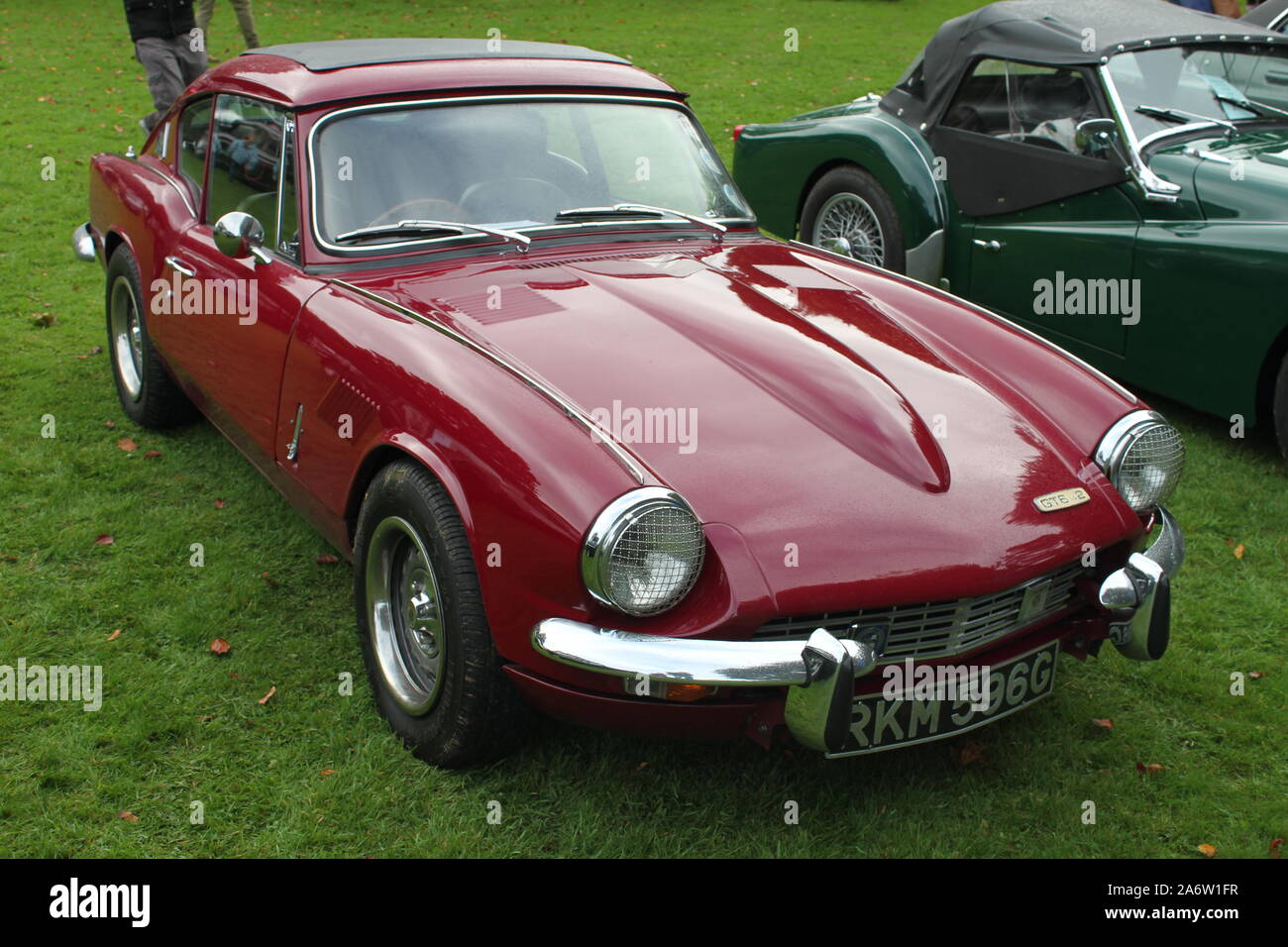 Vista frontale di un Rosso 1969 Triumph GT6 parcheggiata su erba a Kilbroney Vintage Show 2019 Foto Stock