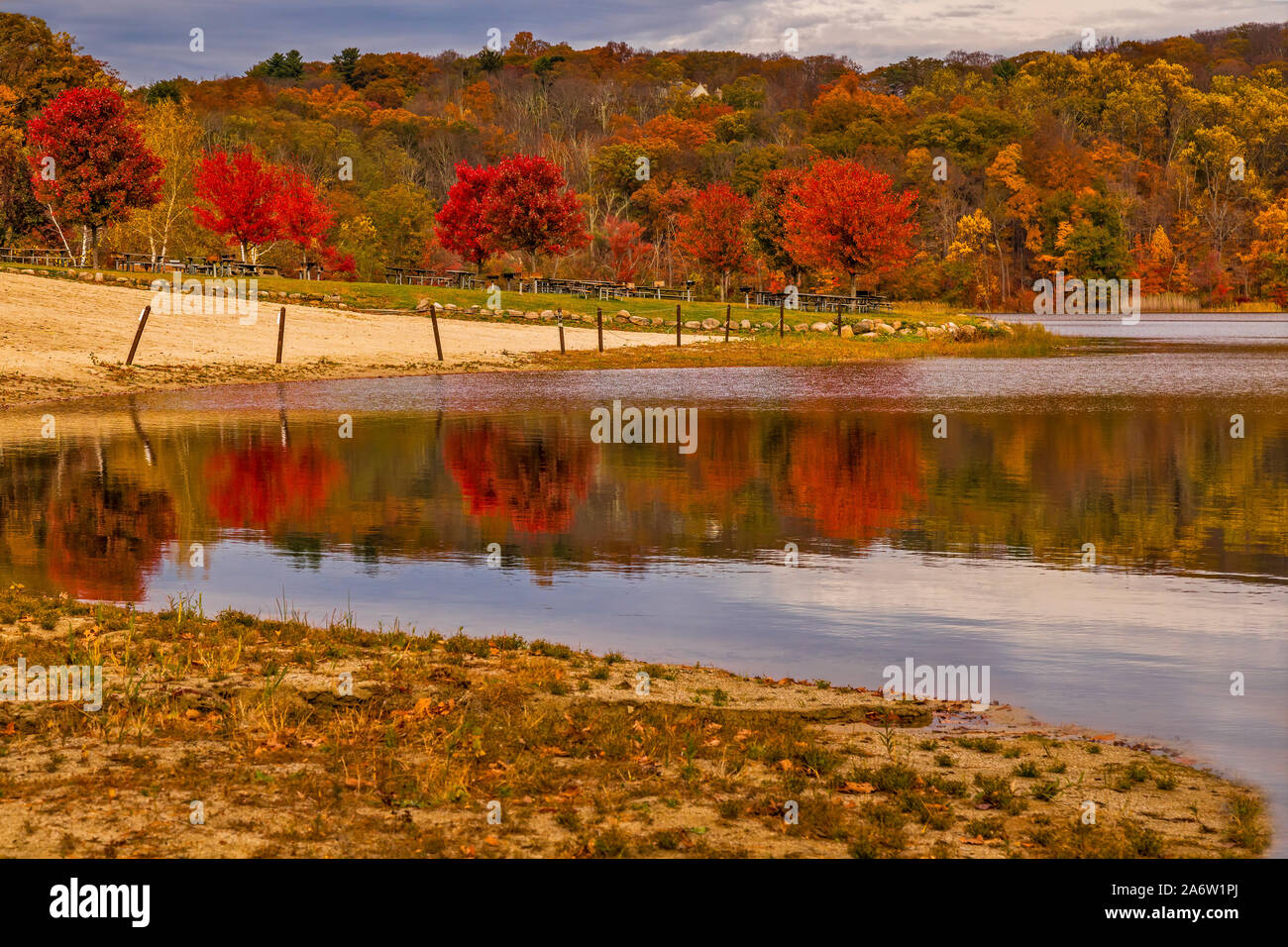 Sheppard Pond NJ - i bellissimi colori dell autunno sono riflesse nelle acque ferme e attraverso le montagne a Ringwood parco dello stato del New Jersey. Foto Stock