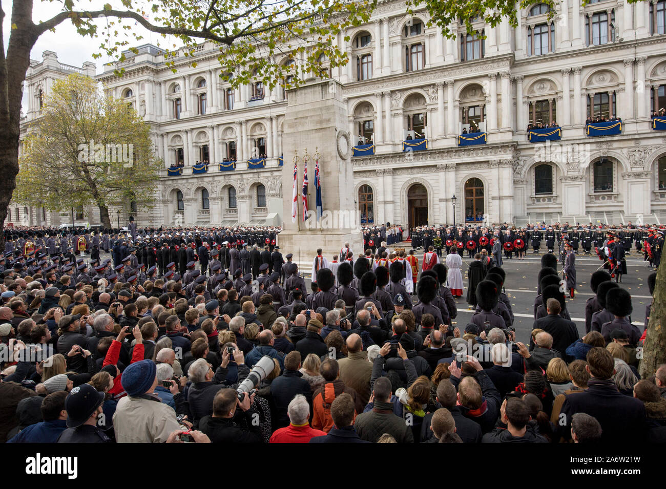 I membri del pubblico e le forze armate personel unisciti a Sua Maestà la Regina e il Duca di Edimburgo con altri membri della famiglia reale britannica e i leader politici per ricordo un intervento di assistenza presso un serto cerimonia di posa presso il cenotafio in Whitehall, Londra, Inghilterra. Novembre 2017. Foto Stock