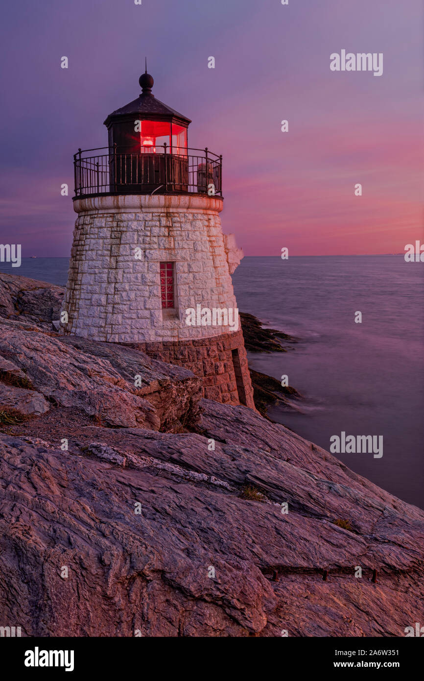La Collina del Castello Faro - visualizzare durante le ore di colore blu di twilight a Castle Hill luce su Narragansett Bay a Newport, Rhode Island alla fine della sua Foto Stock