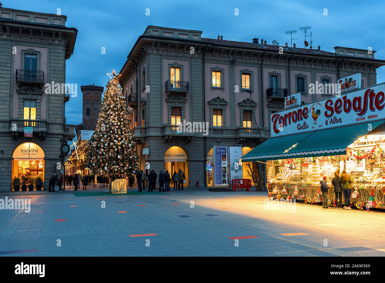 Illuminato albero di Natale in piazza in serata in Alba - piccolo paese nella regione Piemonte nel nord Italia. Foto Stock