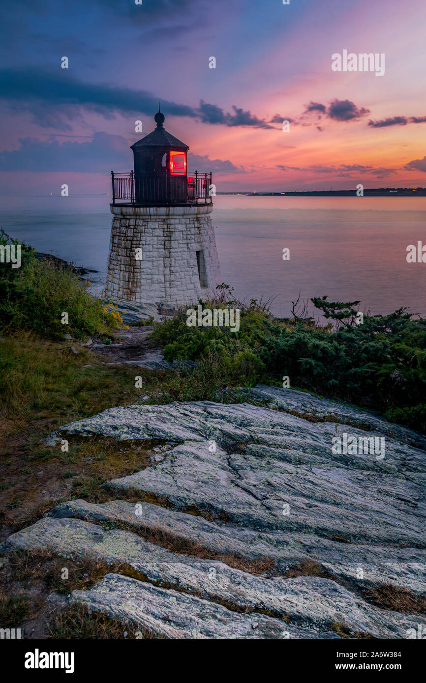 La Collina del Castello luce - visualizzare durante il tramonto a Castle Hill faro di Narragansett Bay a Newport, Rhode Island alla fine della storica Ocean Drive. Foto Stock