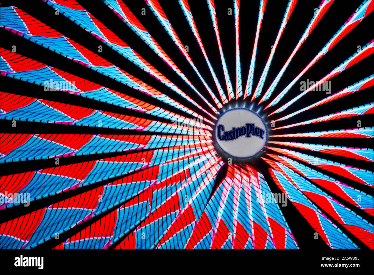 Casino Pier Ferris Wheel - Chiudi la vista lenta del parco divertimenti illuminato ruota ferris durante la serata a Seaside Heights, New Jersey. Foto Stock