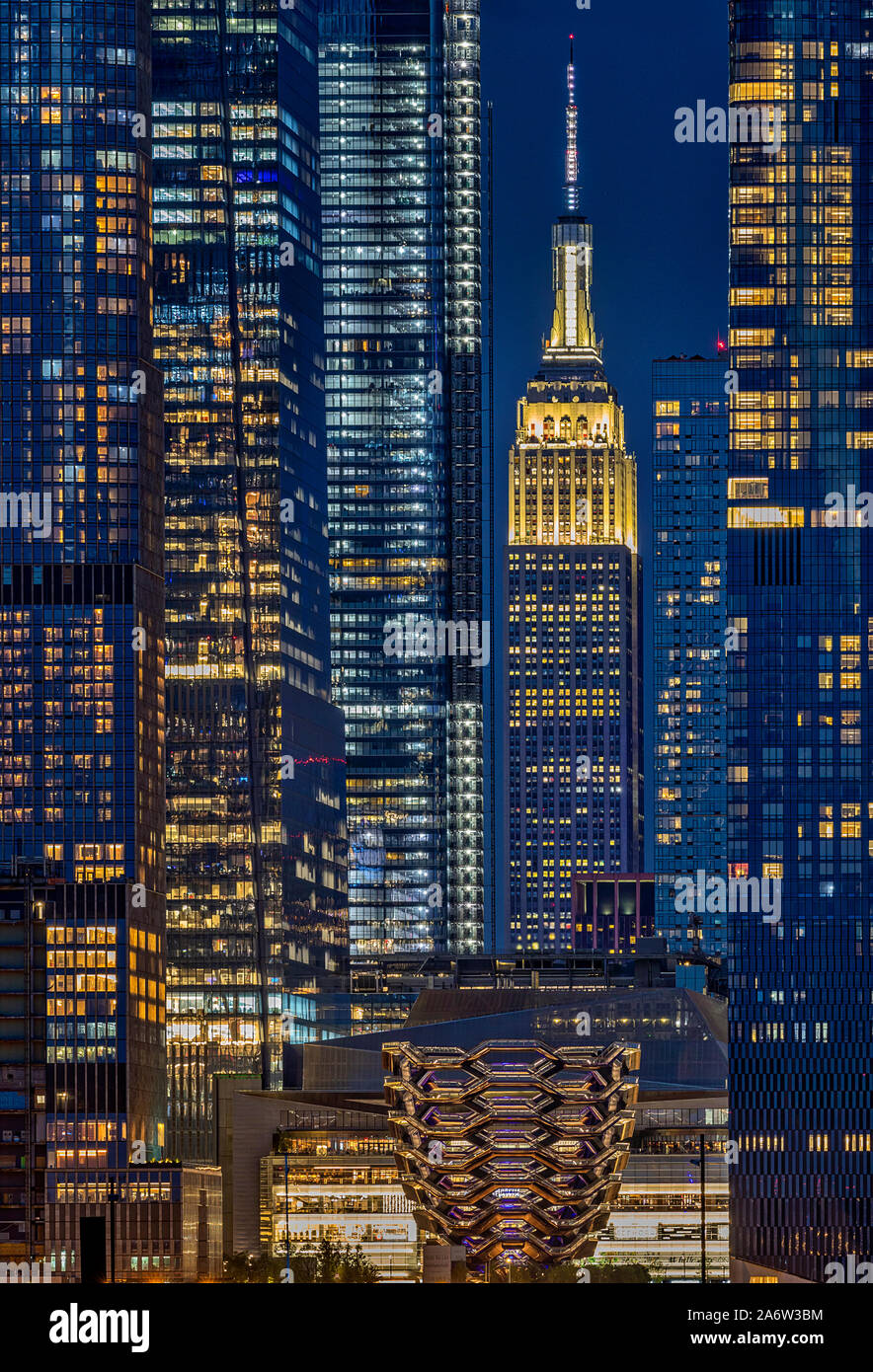 NYC Empire State e nave - l' Empire State Building è circondato dai nuovi grattacieli di Hudson cantiere che compongono le sempre mutevoli New York C Foto Stock