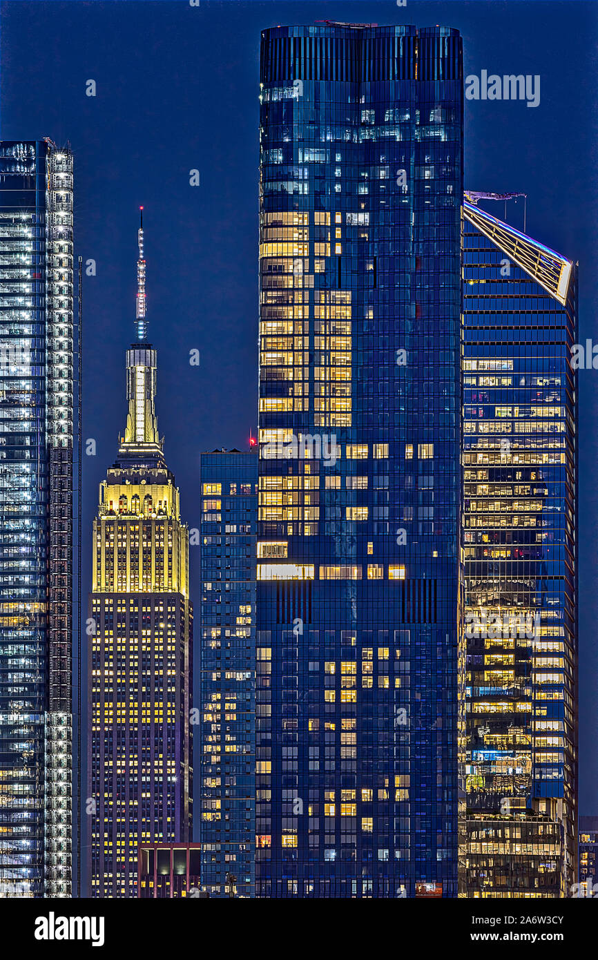 ESB - l' Empire State Building è circondato dai nuovi grattacieli di Hudson cantiere che compongono le sempre mutevoli New York skyline della citta'. Questa immagine mi Foto Stock