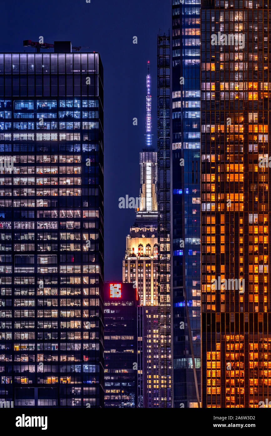 Empire State Building NYC ESB è circondato dai nuovi grattacieli di Hudson cantiere che compongono le sempre mutevoli New York skyline della citta'. Questa immagine è Foto Stock