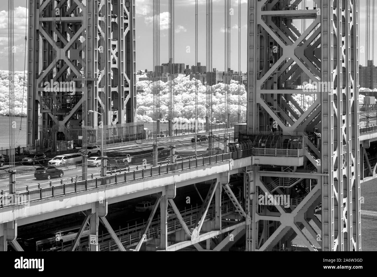 NYC Washington Bridge GWB - infared una immagine in bianco e nero del George Washington Bridge durante l'estate con puffy nuvole. Questa immagine è Aval Foto Stock