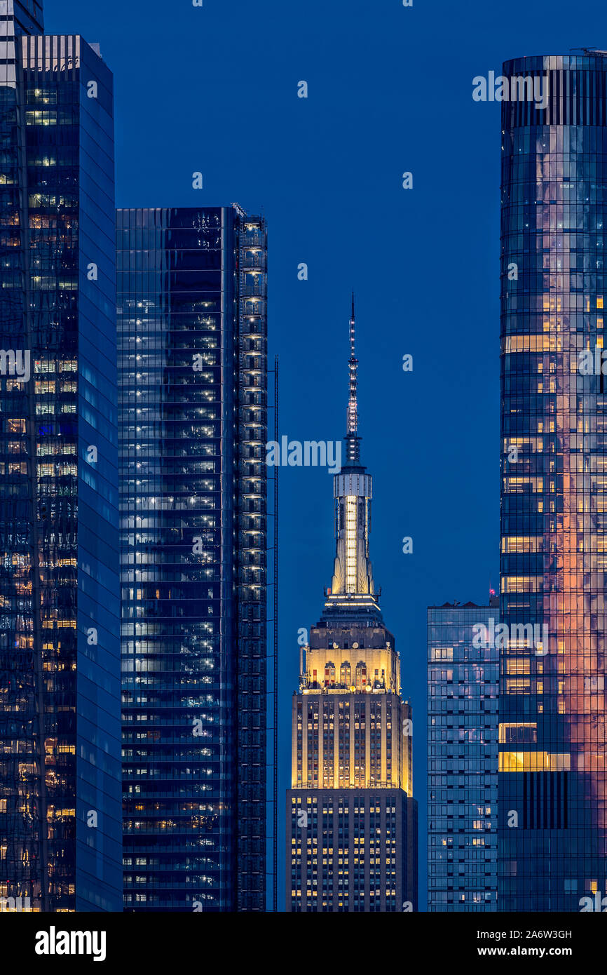 NYC Empire State Building ESB - l' Empire State Building è circondato dai nuovi grattacieli di Hudson cantiere che compongono le sempre mutevoli di New York Foto Stock