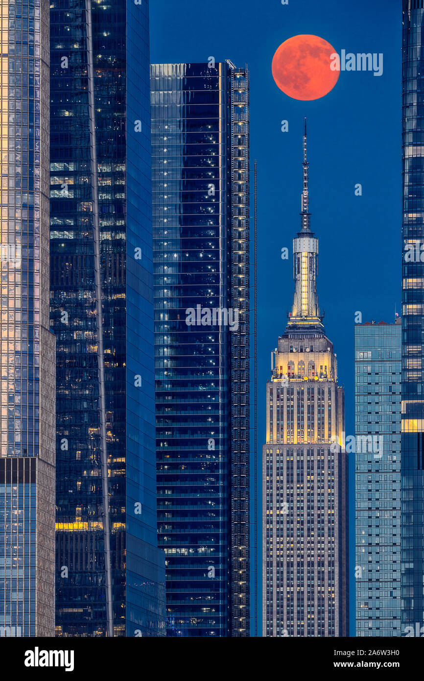 Empire State Building di New York - Empire State Building è circondato dai nuovi grattacieli di Hudson cantiere che compongono le sempre mutevoli New York Cit Foto Stock