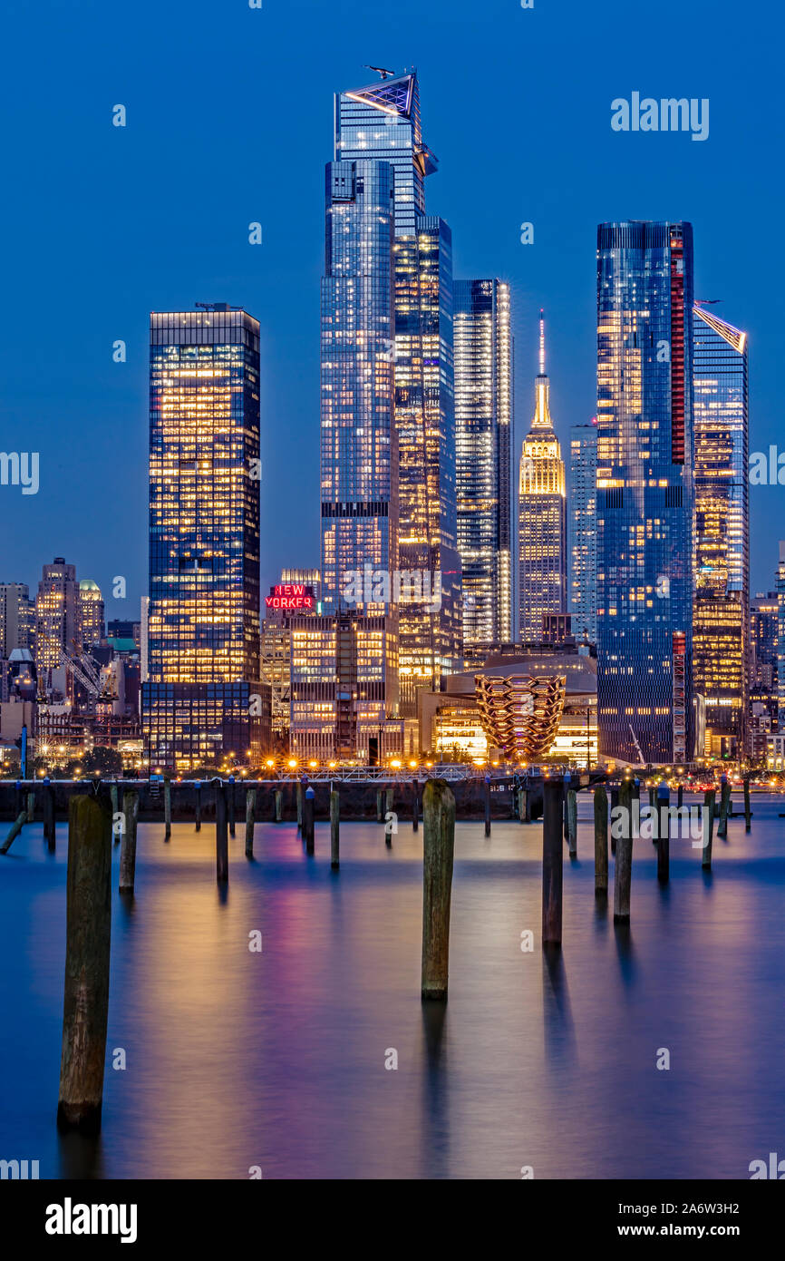 NYC Hudson Yards Skyline - l' Empire State Building è circondato dai nuovi grattacieli di Hudson cantiere che compongono le sempre mutevoli di New York City Foto Stock
