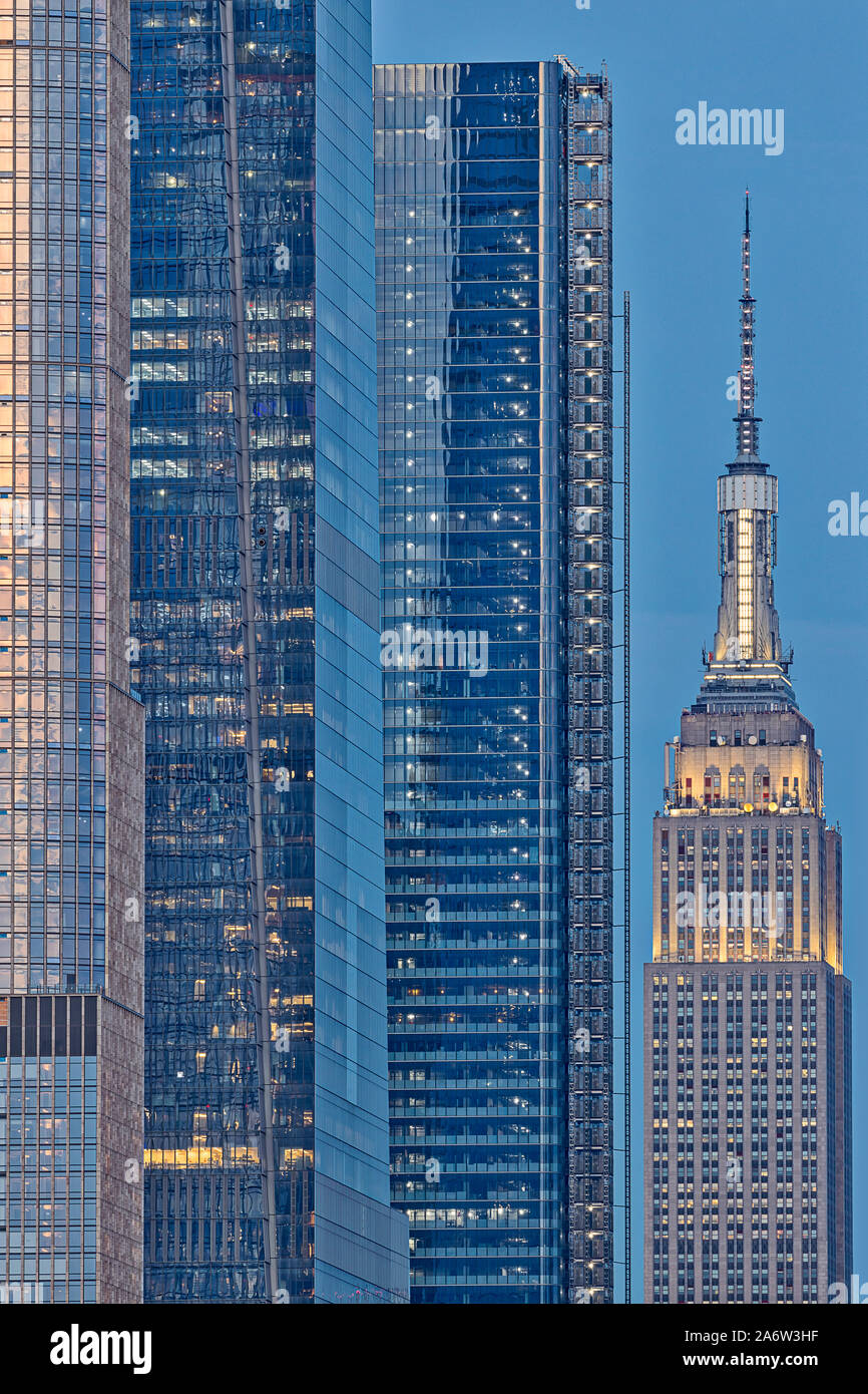 NYC Empire State Building - l' Empire State Building è circondato dai nuovi grattacieli di Hudson cantiere che compongono le sempre mutevoli di New York ci Foto Stock
