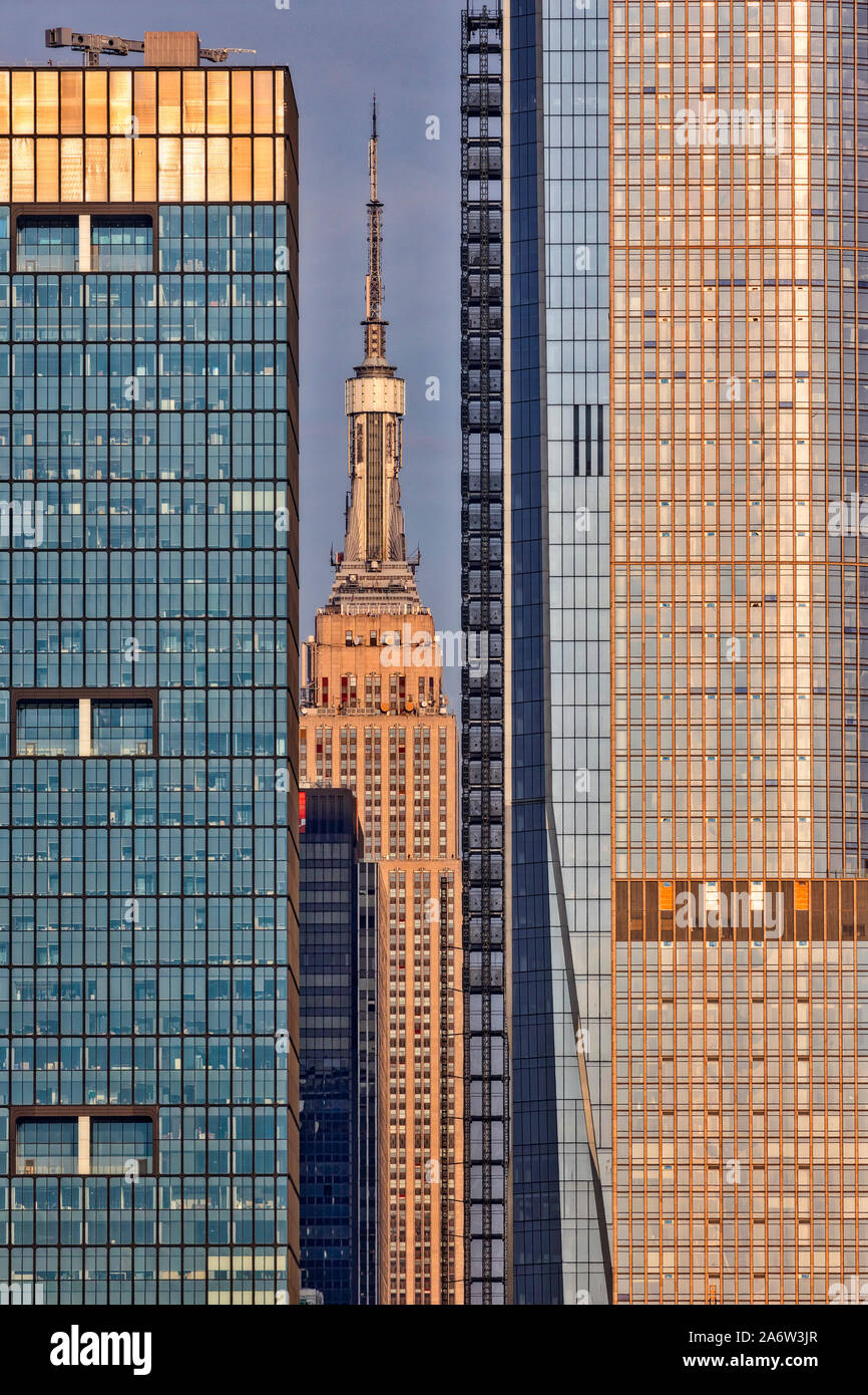 NYC Sunset Empire State - l' Empire State Building è circondato dai nuovi grattacieli di Hudson cantiere che compongono le sempre mutevoli New York City S Foto Stock