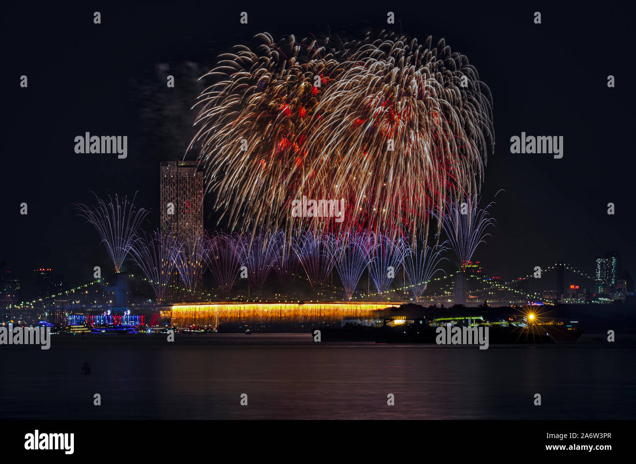 BMW NYC saluta in America - Quarta di luglio, giorno di indipendenza per la presentazione di alcuni dei New York City iconici ponti. Foto Stock