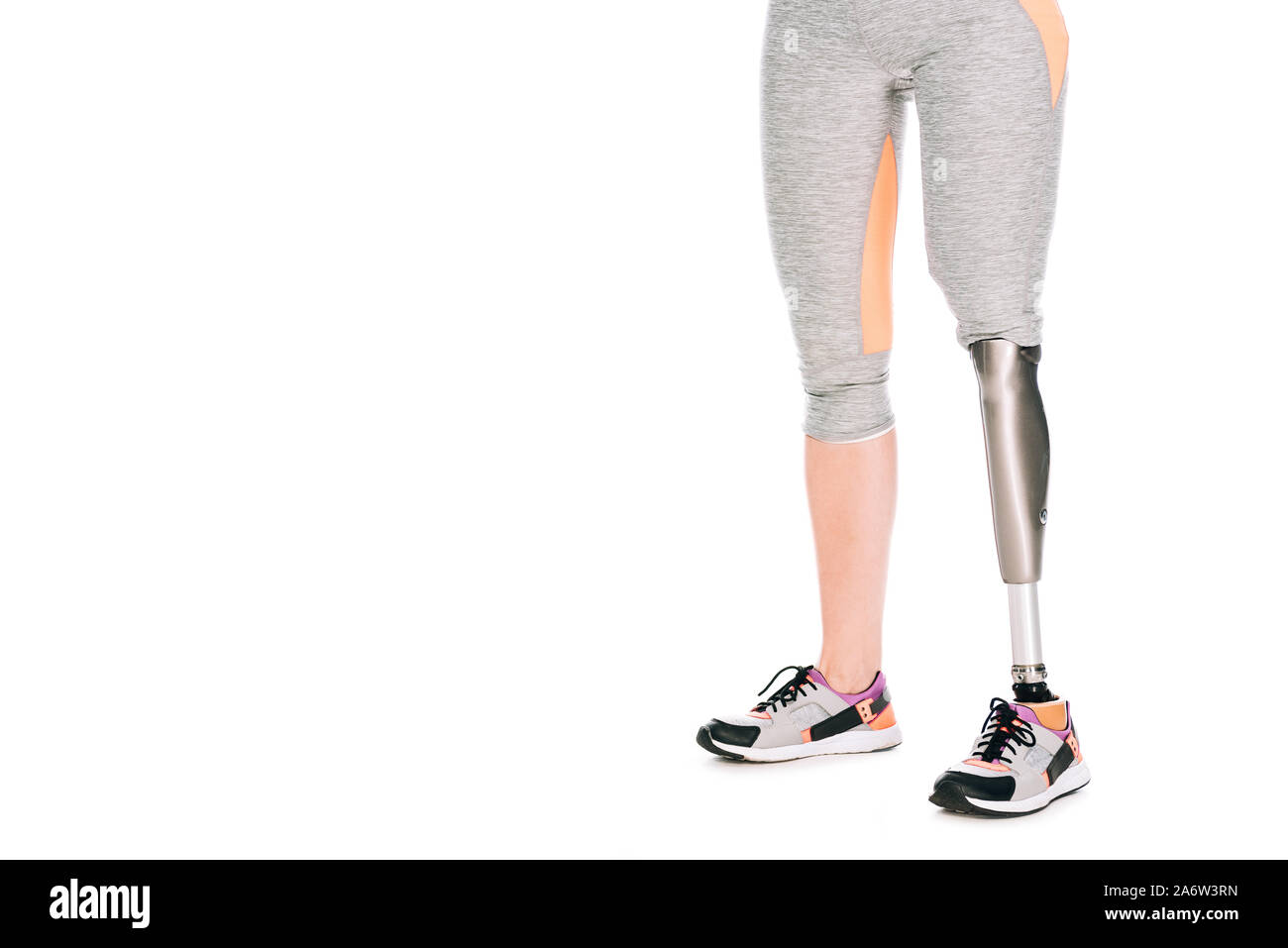 Vista ritagliata della disabilitato sportive con protesi isolato su bianco Foto Stock