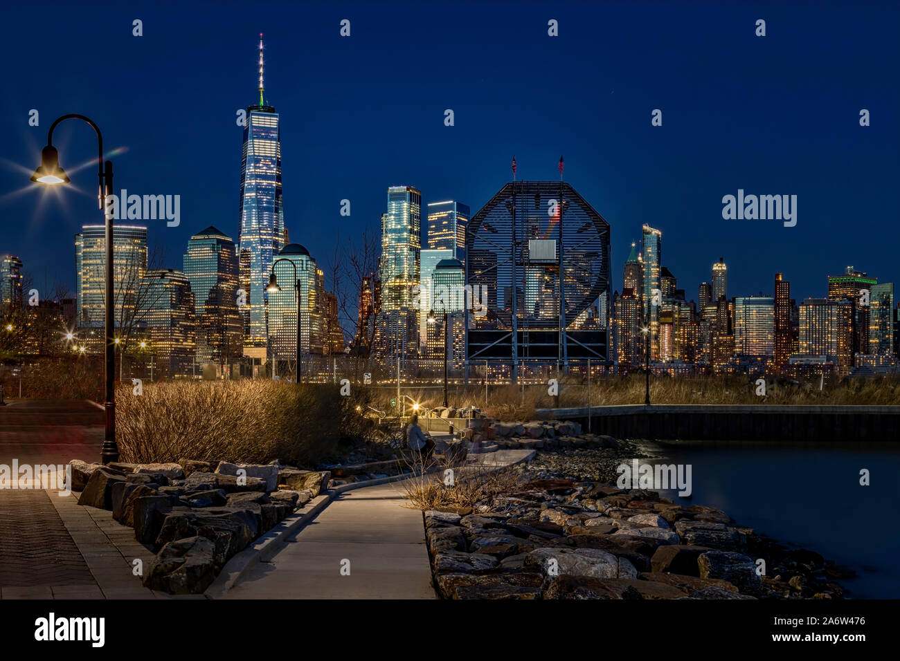 Colgate Clock e lo skyline di New York al crepuscolo Foto Stock