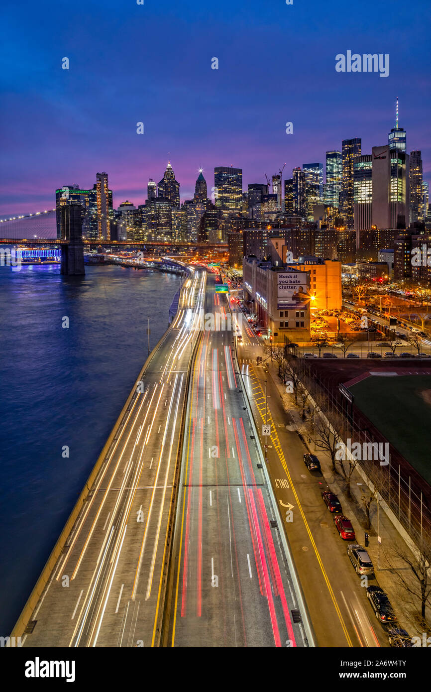 Ponte di Brooklyn, FDR e la Skyline di Manhattan - Vista verso il ponte di Brooklyn, il FDR highway e il quartiere finanziario durante l ora di blu. Foto Stock