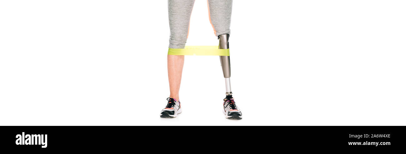 Panoramica dei disabili sportive con gamba protesico formazione con banda di resistenza isolato su bianco Foto Stock