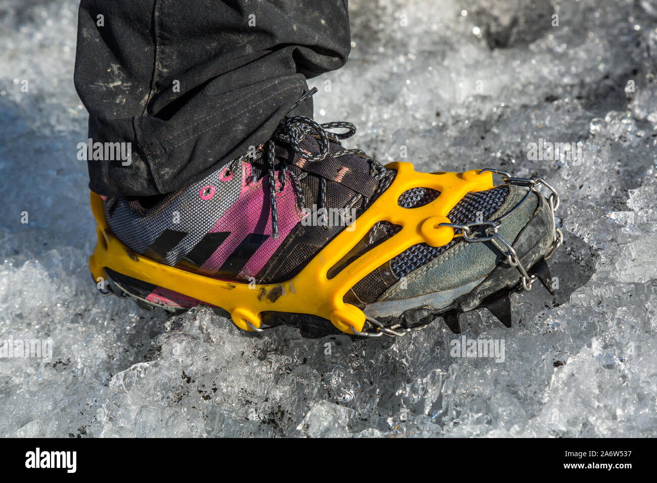 Chiusura del piede con chiodi di metallo per concedere la trazione per camminare sul ghiacciaio. Foto Stock