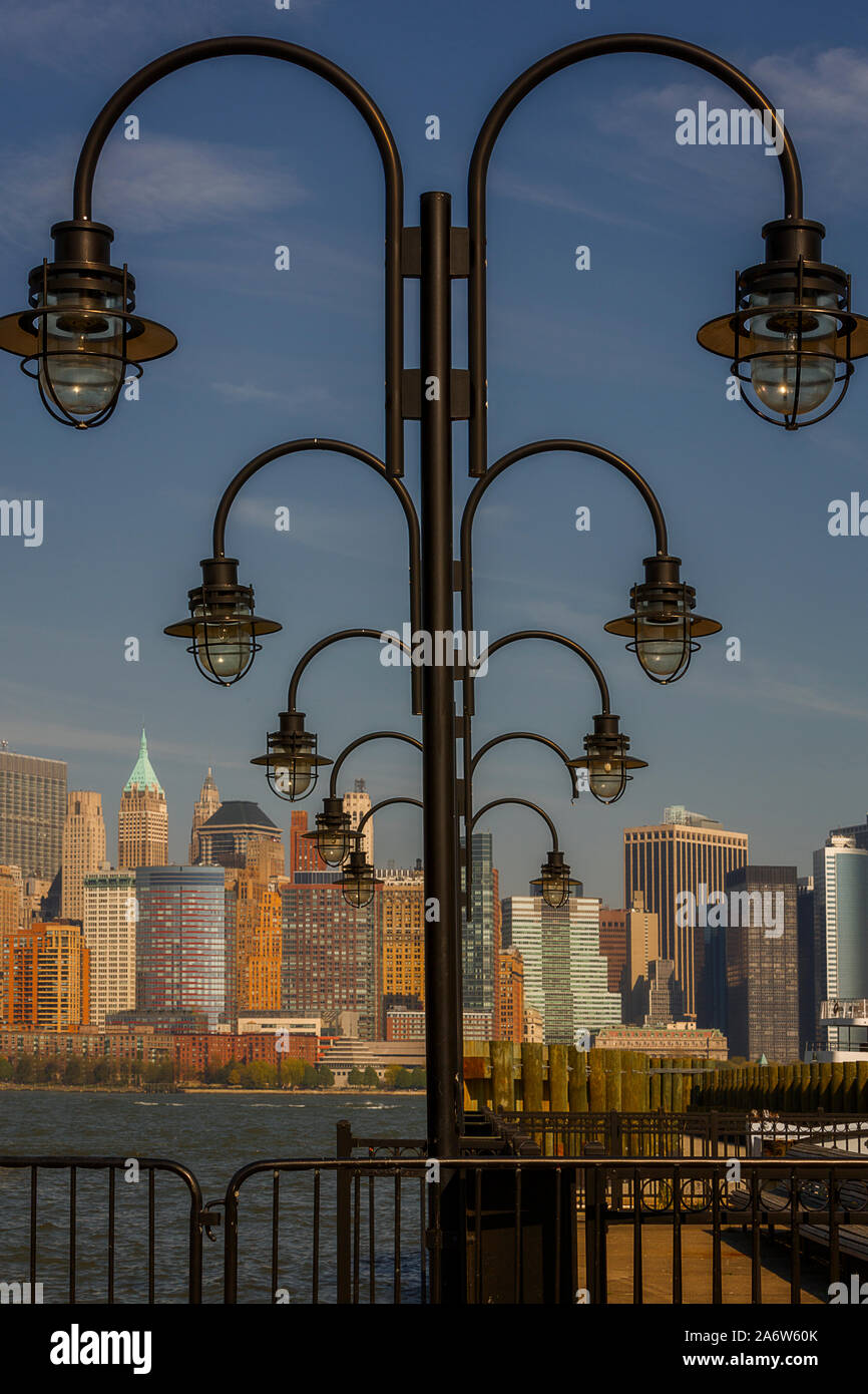 Una vista di antichi lampioni e al centro cittadino di Skyline di Manhattan. Foto Stock
