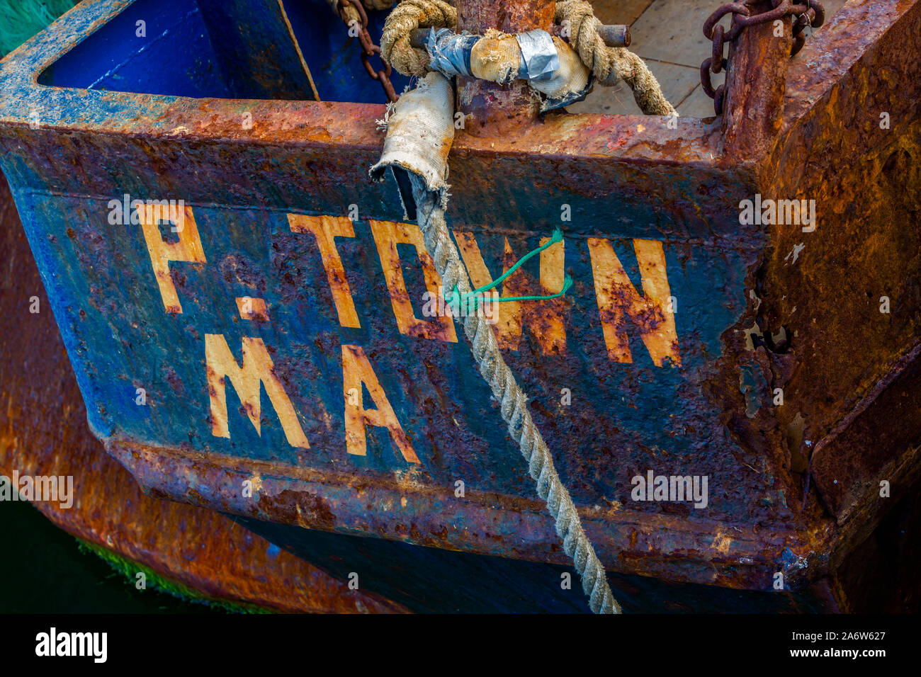 P comune ma Bow - Vista di un Troller prua barca ancorata al lavoro attivo a Provincetown dei pescatori di Marina a Cape Cod. Foto Stock