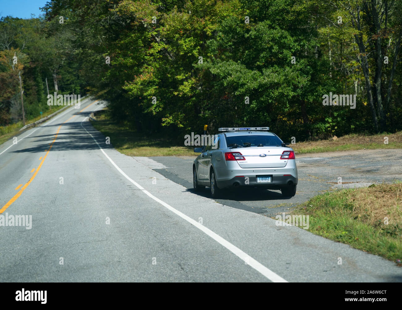 Coventry, CT, Stati Uniti d'America. 16 set 2019. Trooper stato auto con licenza multipla piastra tecnologia di scansione alla ricerca di criminalità su strada. Foto Stock