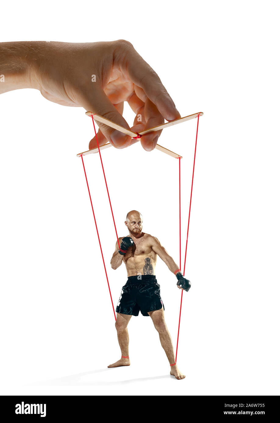 L'uomo come una marionetta nelle mani di qualcuno su sfondo bianco. Concetto di manipolazione sleale, phycology di sfruttamento, tecnica mentale, la motivazione. Burattini e i loro padroni. Rapporto possessivo. Foto Stock