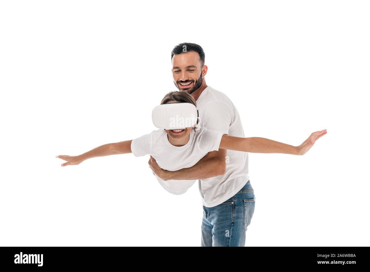 Padre Felice Tiene in armi carino kid in realtà virtuale auricolare isolato su bianco Foto Stock