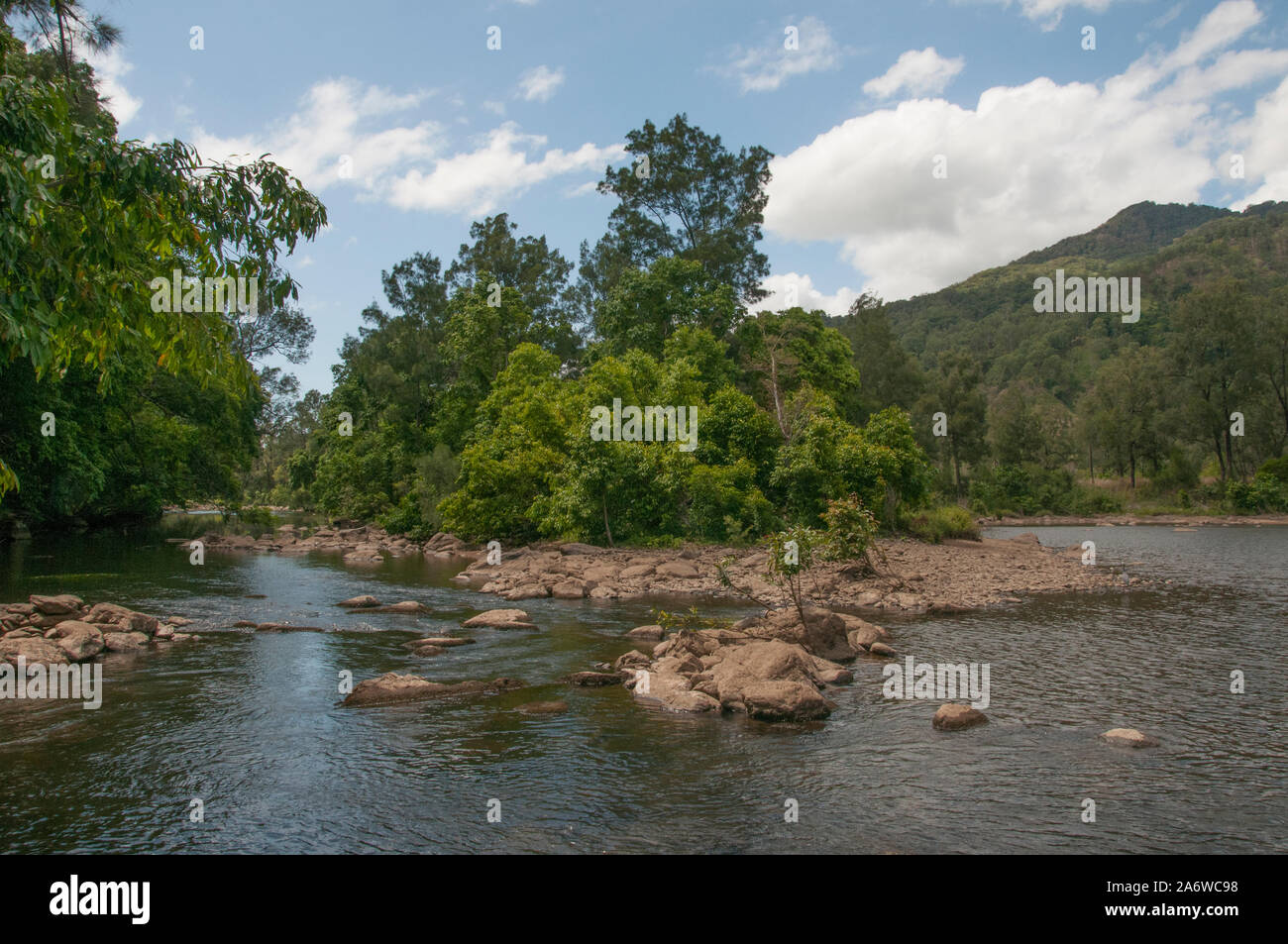 Lake Placid ai piedi del Barron Gorge, vicino a Cairns, estremo Nord Queensland, Australia Foto Stock