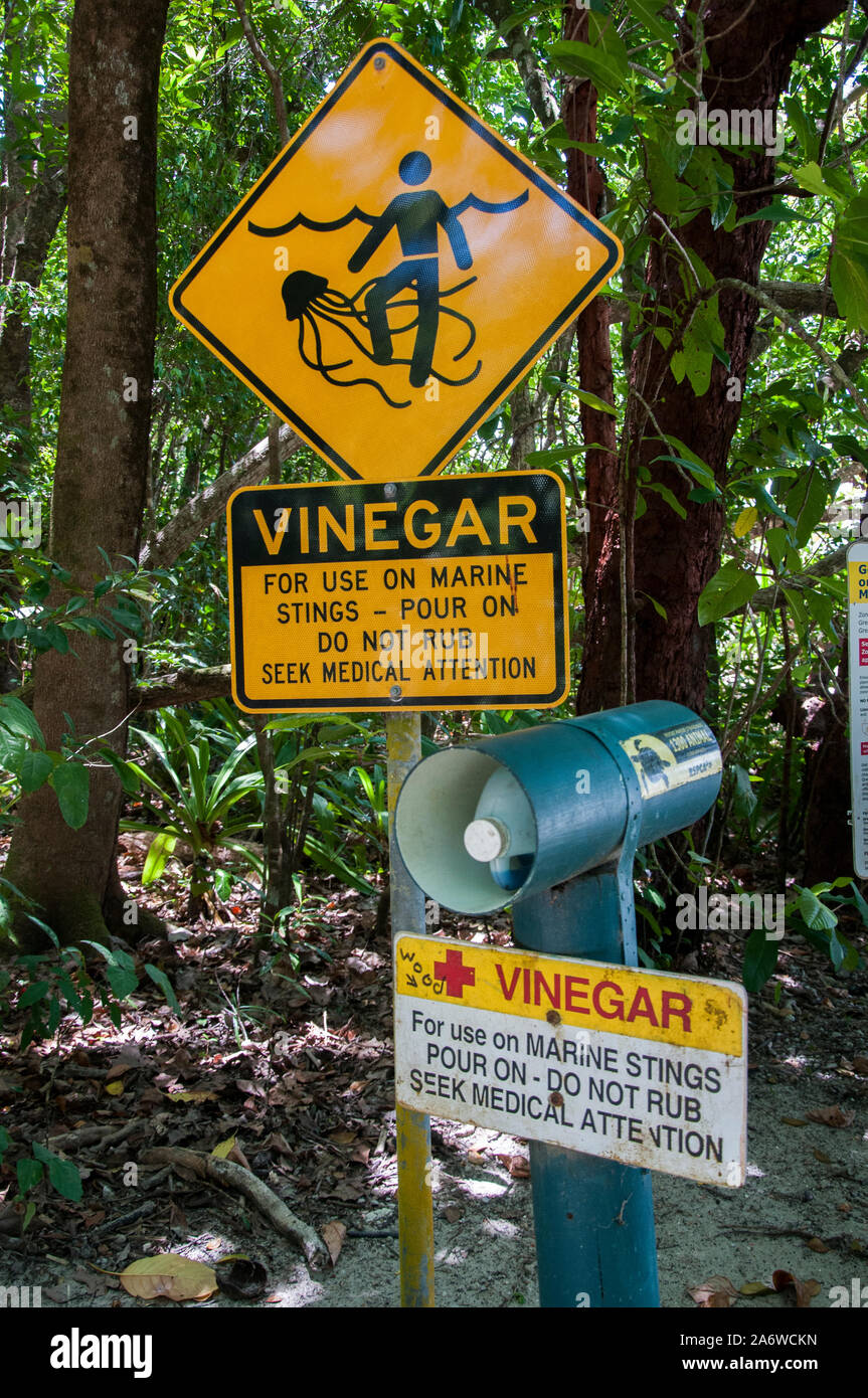 Marine avvertimento stinger e primo soccorso post su una spiaggia di Cape Tribulation nel Parco Nazionale Daintree, Tropical North Queensland, Australia Foto Stock