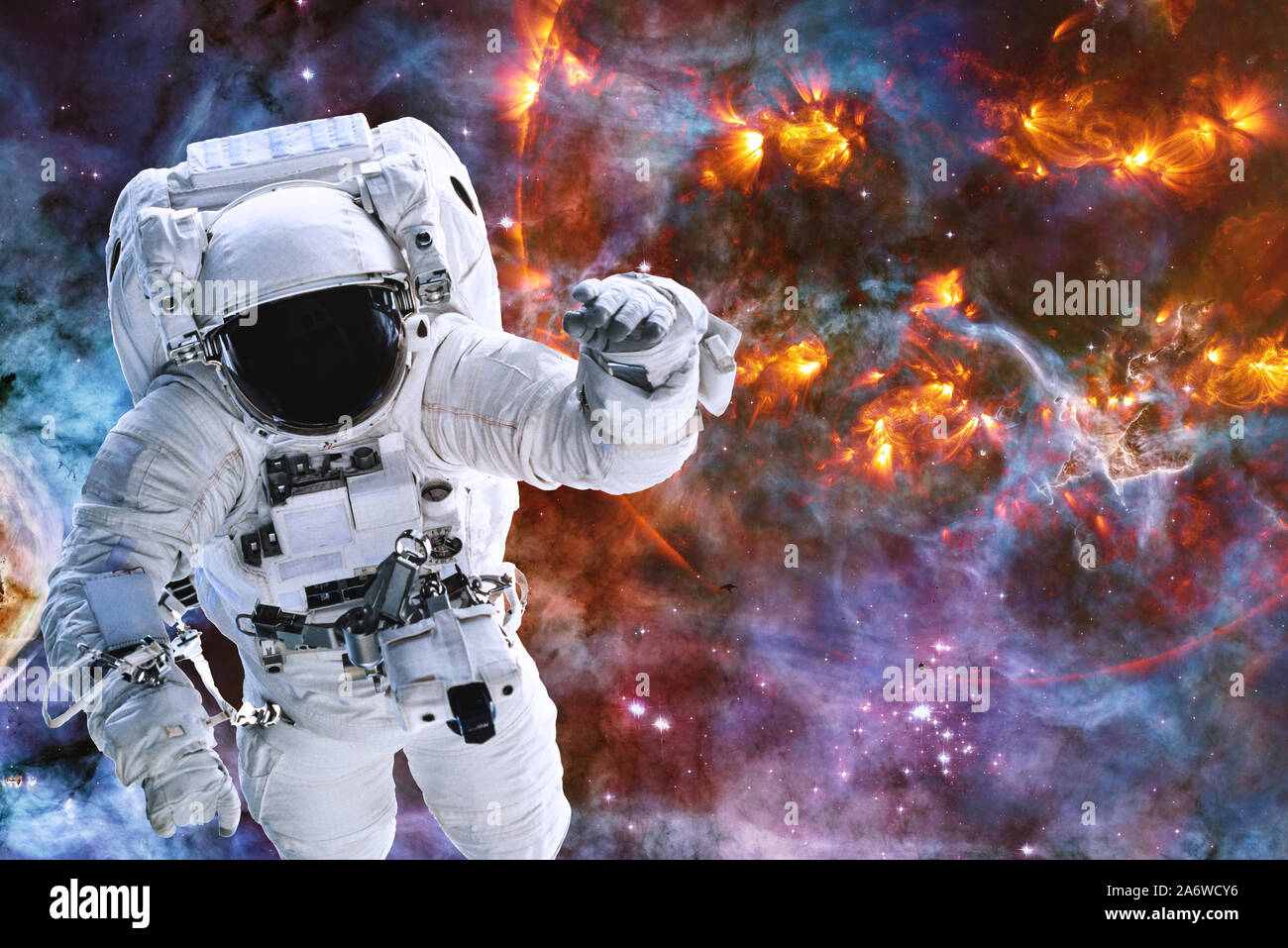 Astronauta vicino a esplodere il pianeta da qualche parte nello spazio profondo. Gli elementi di questa immagine sono state arredate dalla NASA Foto Stock