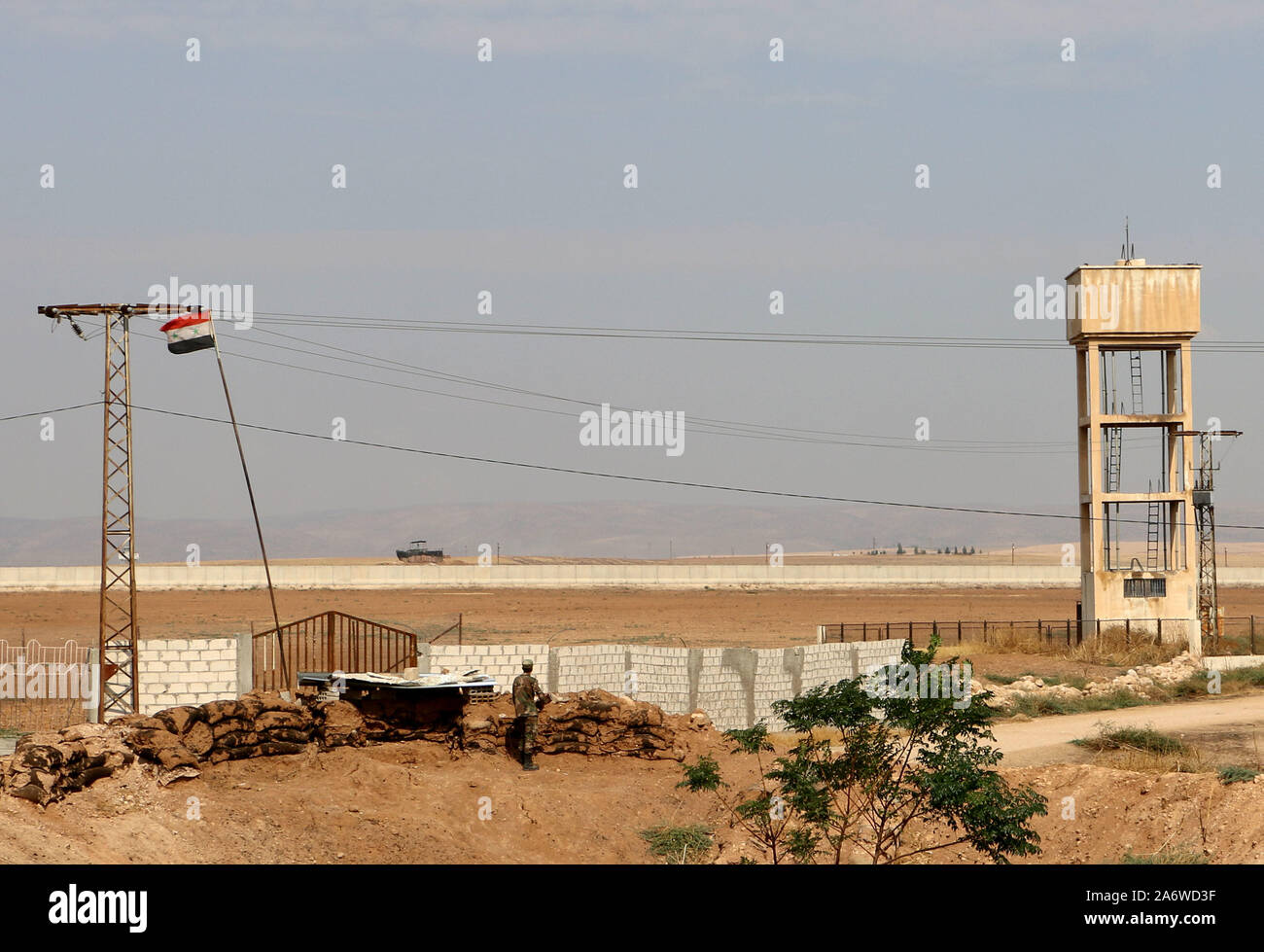Qamishli, Siria. 28 ott 2019. Un soldato siriano è visto su distribuzione sul confine Syrian-Turkish nella campagna di Qamishli città di al-Hasakah provincia, nel nordest della Siria, su 28 Ottobre, 2019. Il governo siriano accoglie con favore il ritiro delle forze curde dal confine Syrian-Turkish, dicendo questo ritiro si spela la Turchia del suo pretesto per attaccare il nord aree siriano, Siriano il Ministero degli Esteri ha detto in una dichiarazione la domenica. Credito: Xinhua/Alamy Live News Foto Stock