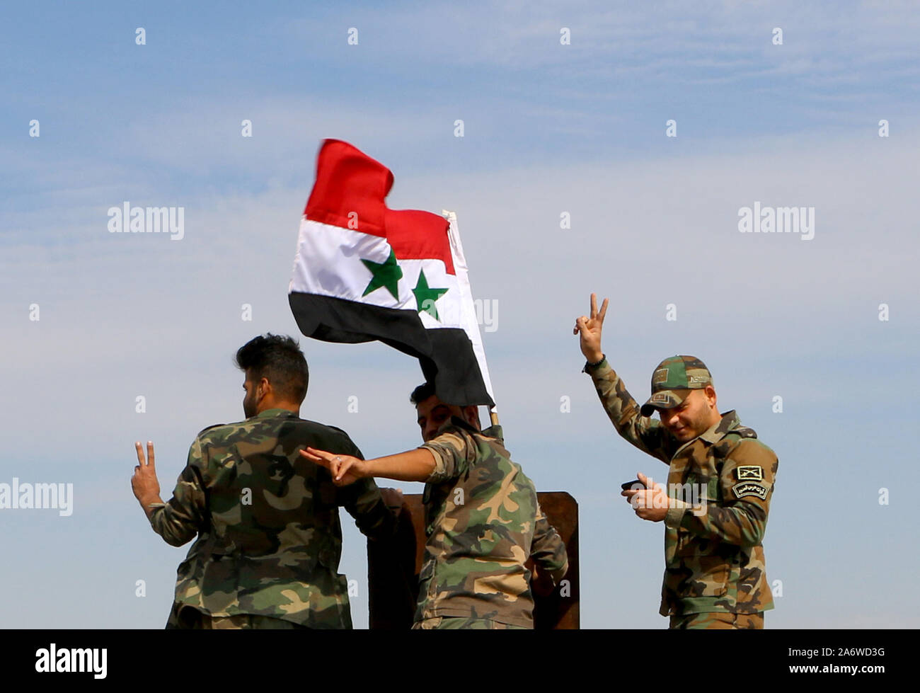 Qamishli, Siria. 28 ott 2019. Soldati siriani sono visti su distribuzione sul confine Syrian-Turkish nella campagna di Qamishli città di al-Hasakah provincia, nel nordest della Siria, su 28 Ottobre, 2019. Il governo siriano accoglie con favore il ritiro delle forze curde dal confine Syrian-Turkish, dicendo questo ritiro si spela la Turchia del suo pretesto per attaccare il nord aree siriano, Siriano il Ministero degli Esteri ha detto in una dichiarazione la domenica. Credito: Xinhua/Alamy Live News Foto Stock