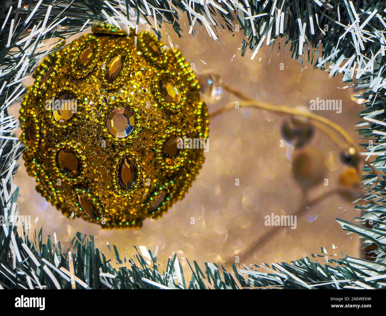 Abete decorazione. Sfondo chiaro. Anno nuovo umore, albero di Natale giocattoli. Luci, bokeh di fondo o astratta sfocate Luci di Natale desktop, cartoline, carta da parati. Copia dello spazio per il design. Foto Stock