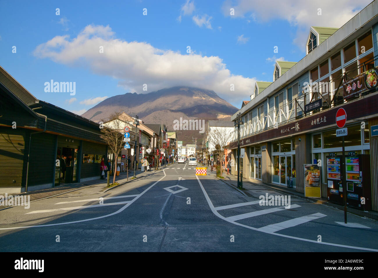 Yufuin è una destinazione turistica nella prefettura di Oita, Giappone Foto Stock