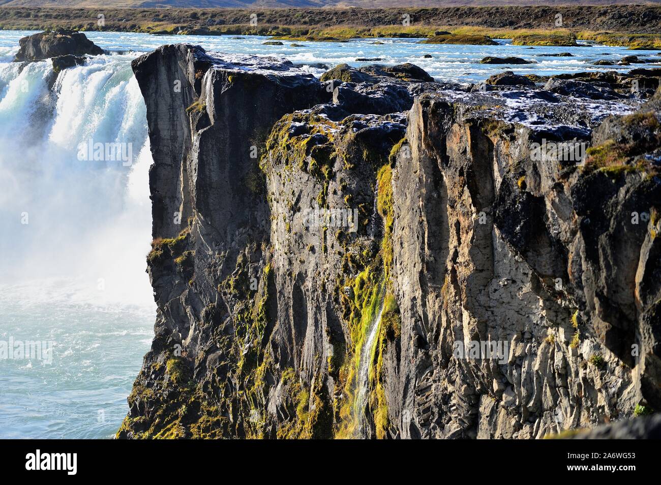 Distretto Bardardalur, Islanda. Lava scogliere basato su detto essere 7.000 anni vecchia forma il letto per le cascate Godafoss nel quartiere Bardardalur. Foto Stock