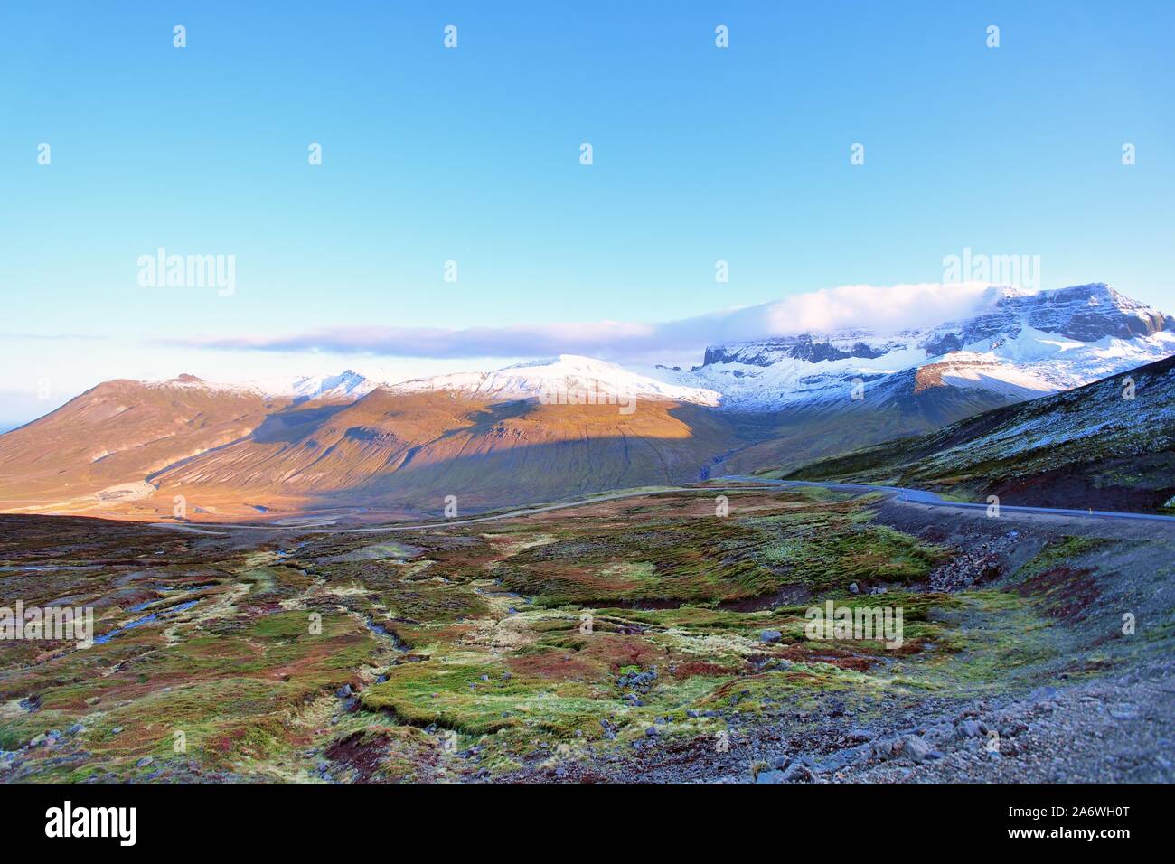 Distretto Hróarstunga, Islanda. Neve fresca ricopre la cima della montagna nella gamma Dyrfjoll come nubi velo i suoi picchi. Foto Stock