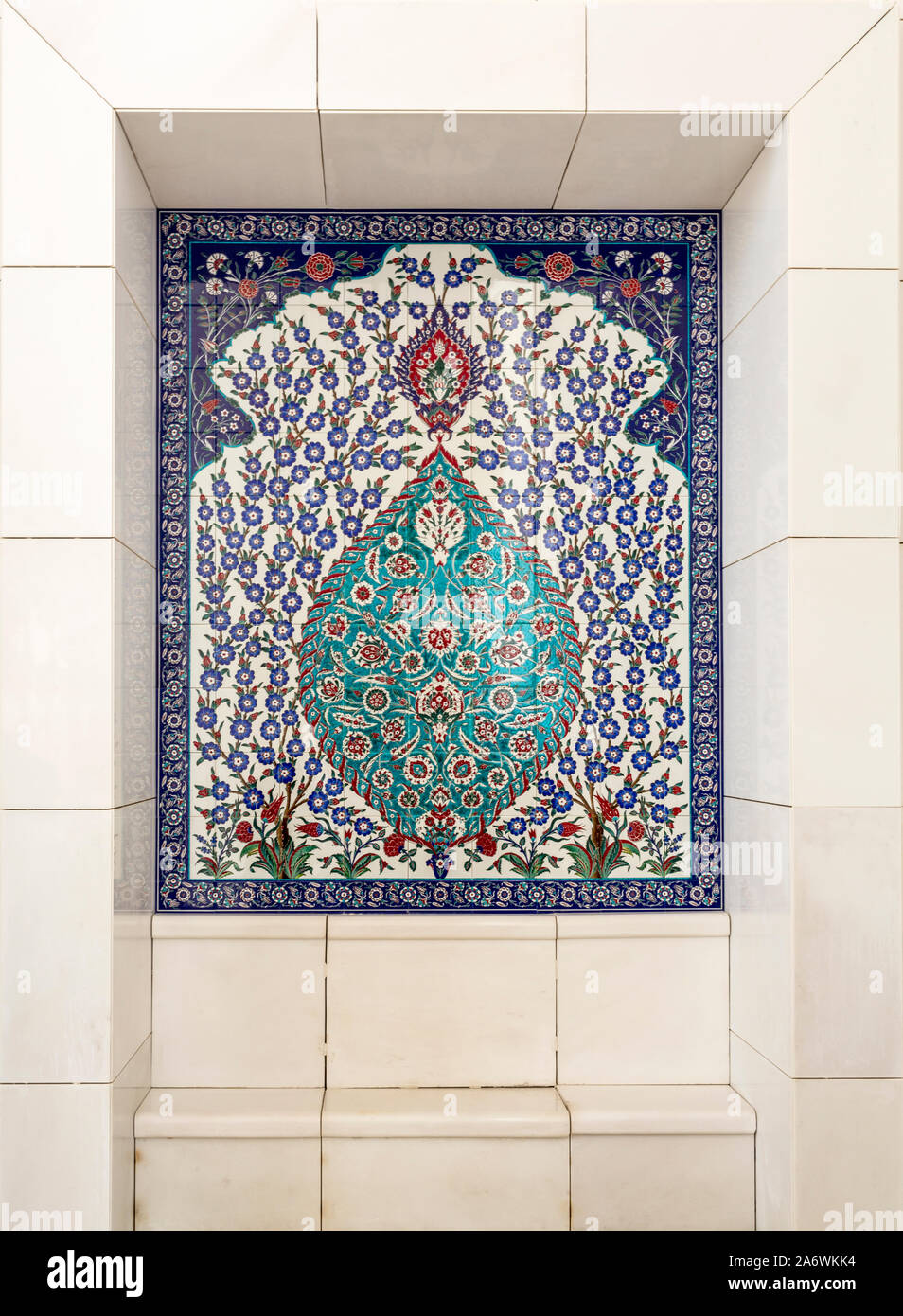 Vista di un bagno turco Iznik pannello di piastrelle decorare hall dell'ingresso principale del Sheikh Zayed Grande Moschea di Abu Dhabi, Emirati arabi uniti Foto Stock