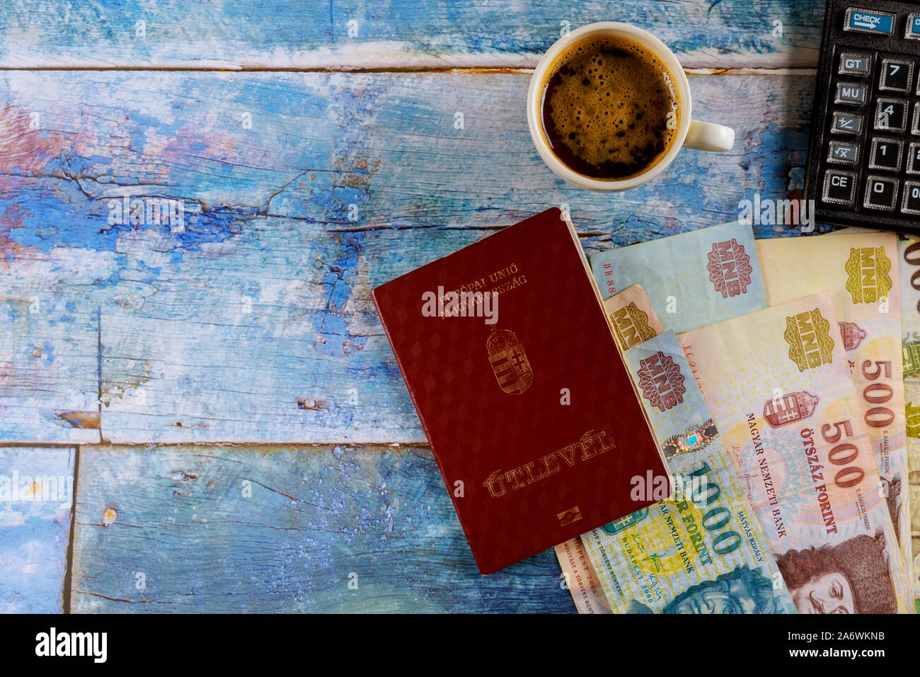 I passaporti ungherese e diversi di fiorini Ungheresi banconote con tazza di delizioso caffè caldo alla tabella calcolatrice Foto Stock