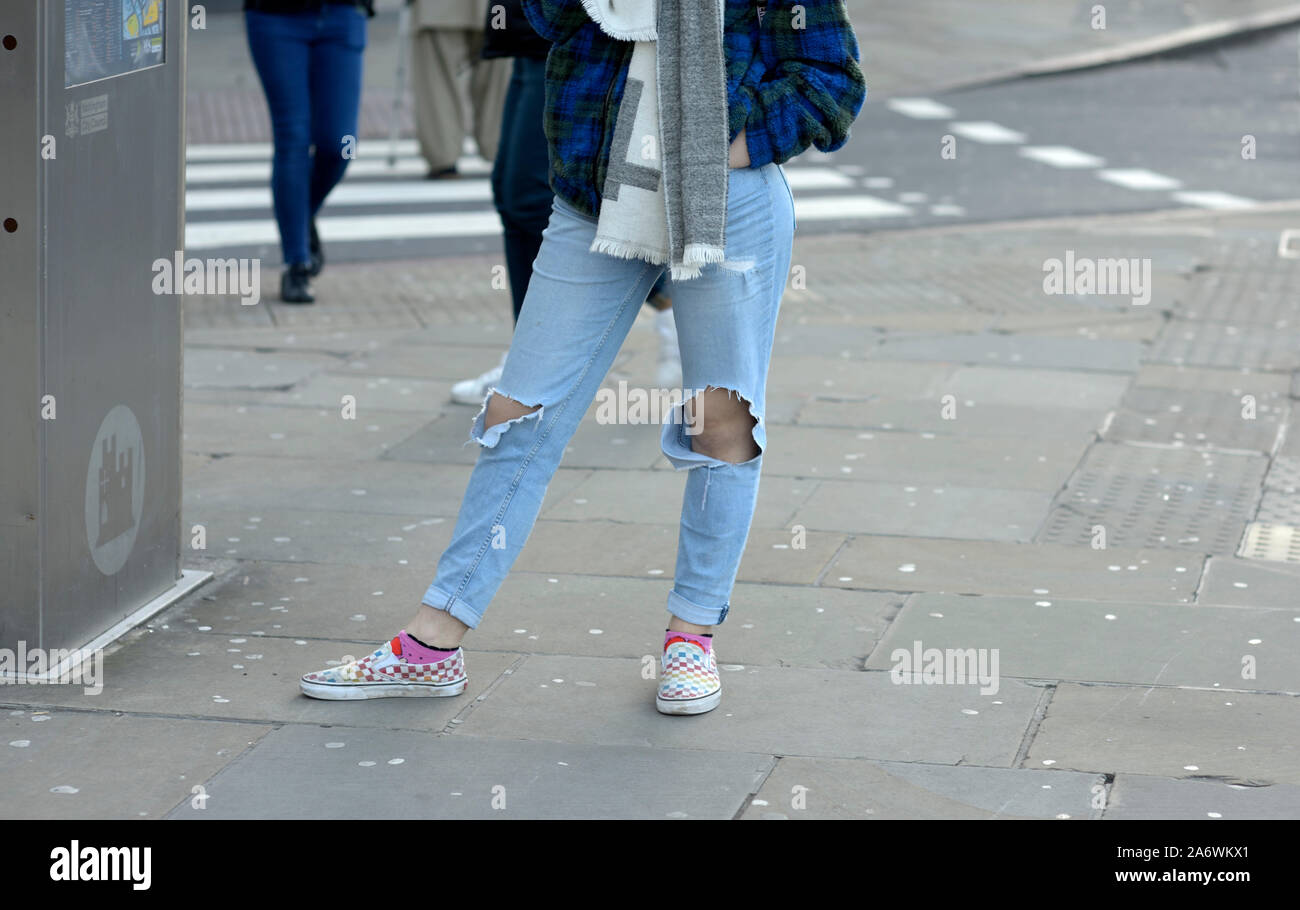 Per gambe e jeans strappati, atteggiamento rilassato. Foto Stock